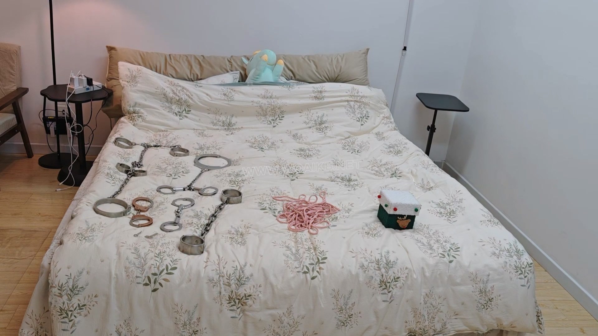 苏苏圣诞装金属镣铐多重束缚啵啵贝td玩具跪爬墙高