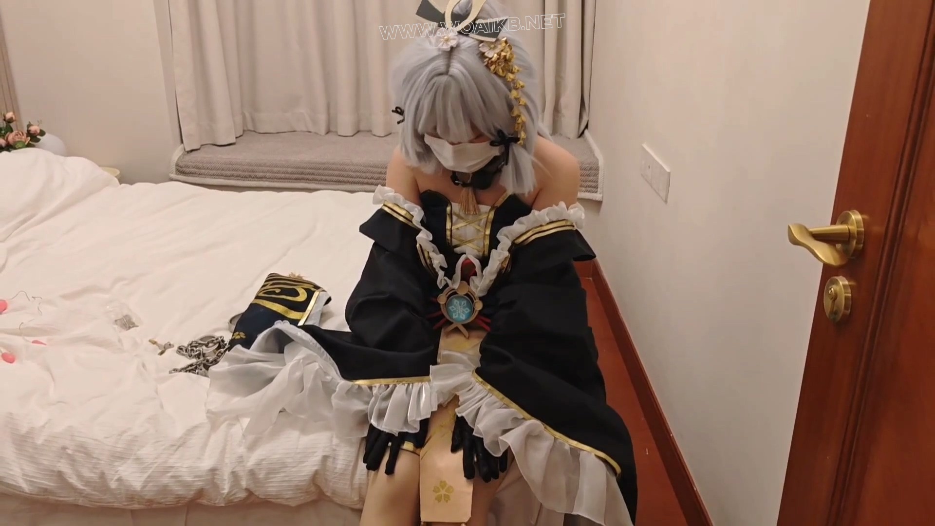 苏苏_神里绫华霜刃千金，被奴役的神里大小姐，连体镣铐打扫卫生，逃跑失败被抓回啵...