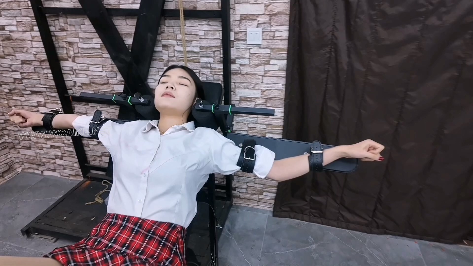 把jk少女语涵禁锢在产架上,强制TK,强制电击,电钻p机叉入,啵啵贝,快乐棒强制喷射