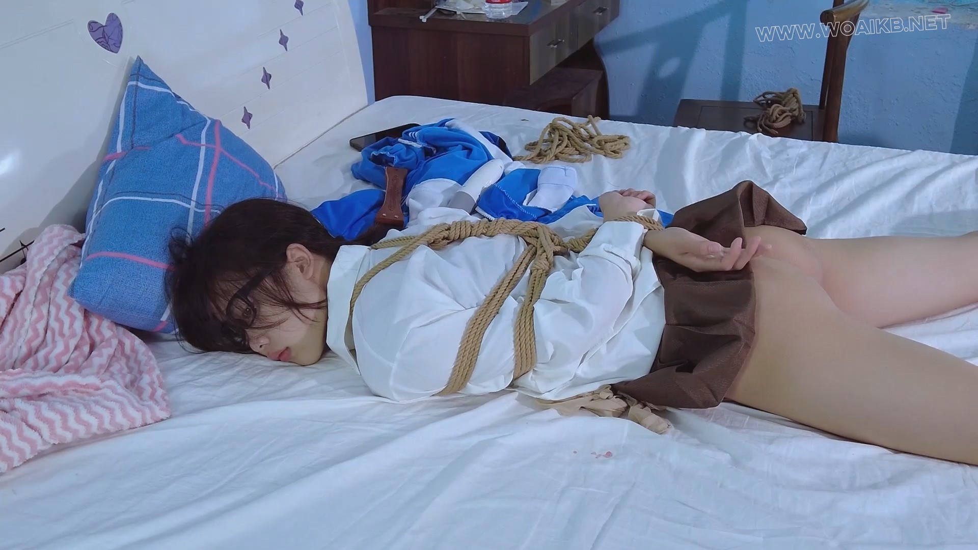 变态小偷入室迷晕学生每驷马捆绑抽打挠痒棒棒强G玩弄！强J！ 《变态歹徒起色心》定... 预览图 12