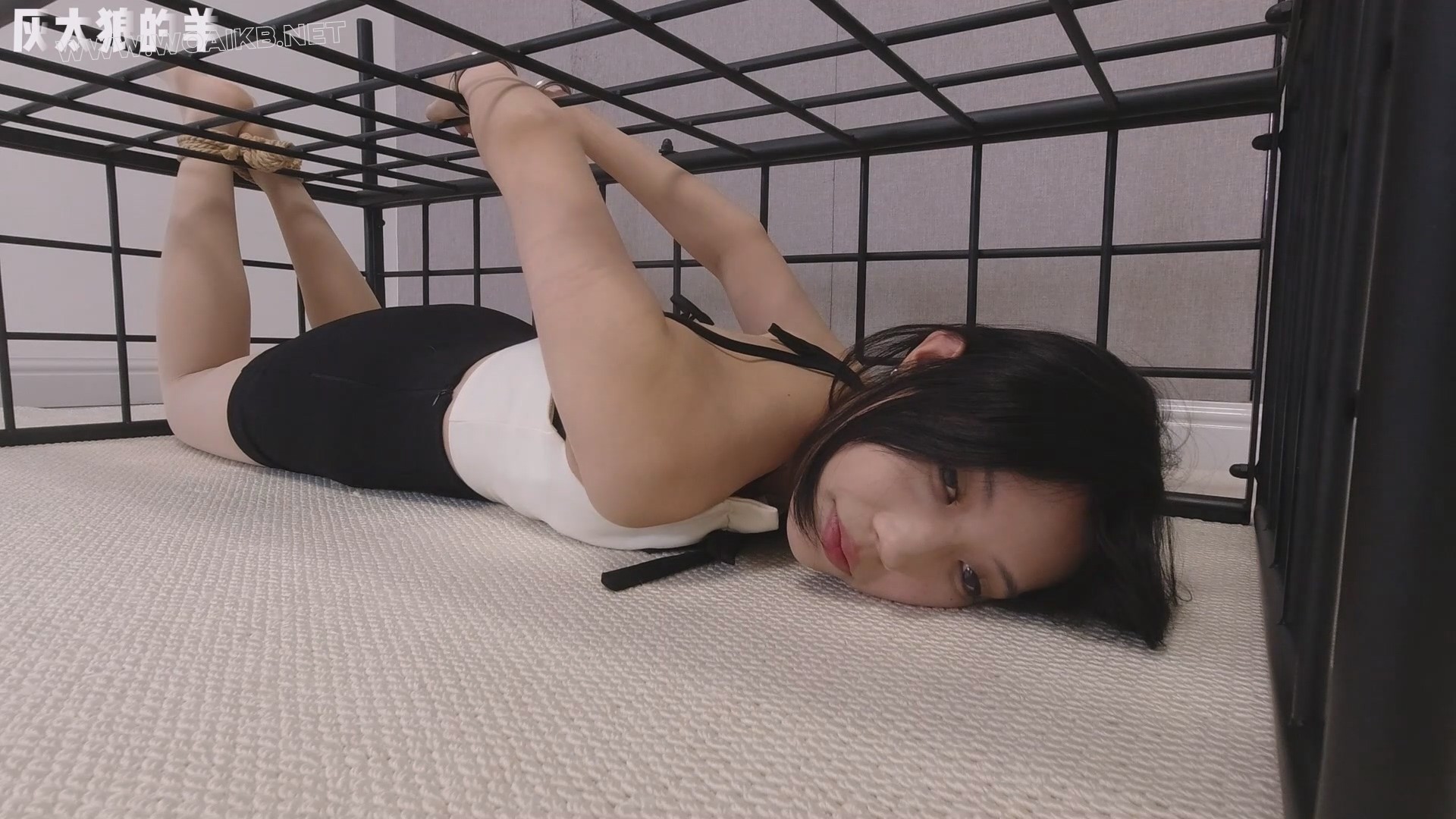 美女体验肢体传字游戏，反被吊脖罚站，手铐、脚铐、扎带依次叠加【吊脖罚站＋手铐... 预览图 4