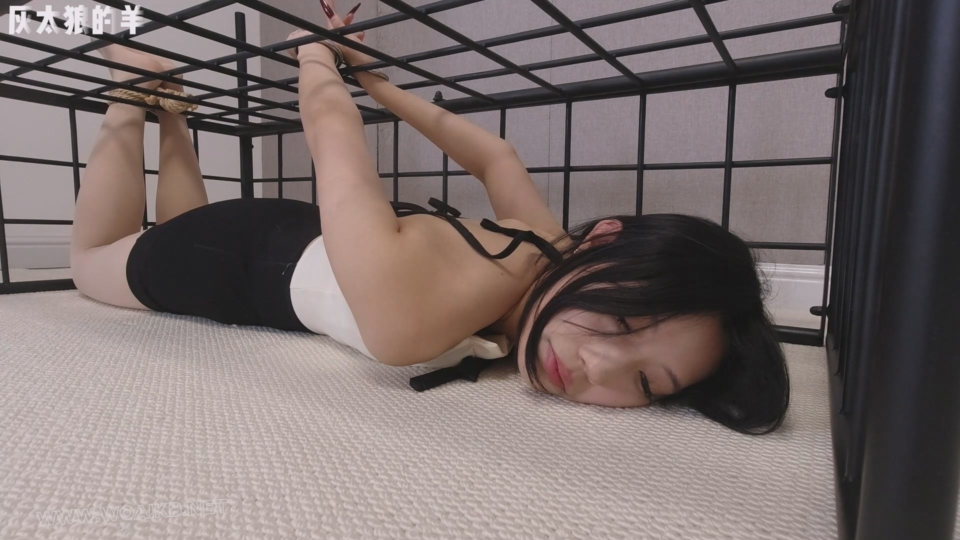 美女体验肢体传字游戏，反被吊脖罚站，手铐、脚铐、扎带依次叠加【吊脖罚站＋手铐... 预览图 8