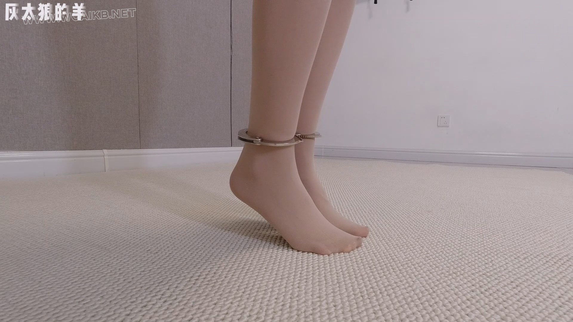 美女体验肢体传字游戏，反被吊脖罚站，手铐、脚铐、扎带依次叠加【吊脖罚站＋手铐... 预览图 18