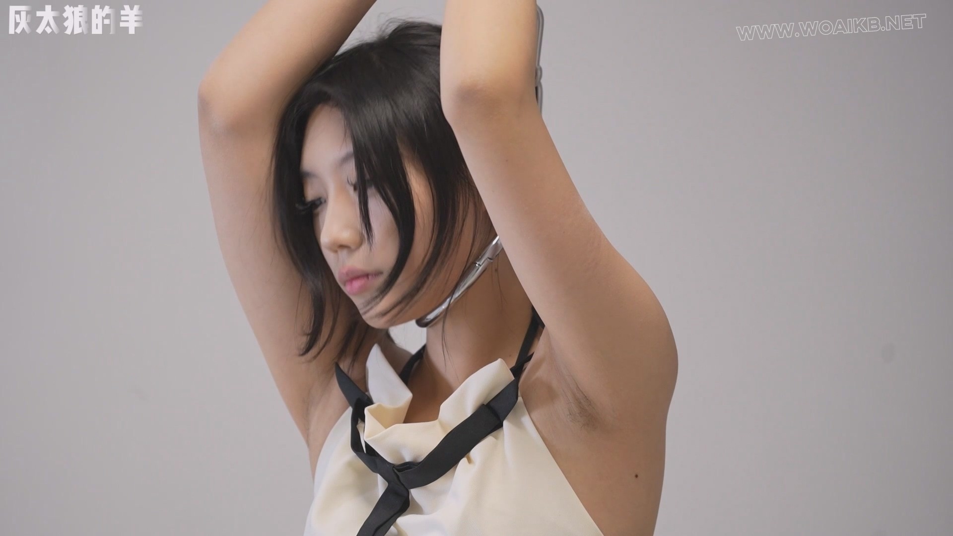 美女体验肢体传字游戏，反被吊脖罚站，手铐、脚铐、扎带依次叠加【吊脖罚站＋手铐... 预览图 19