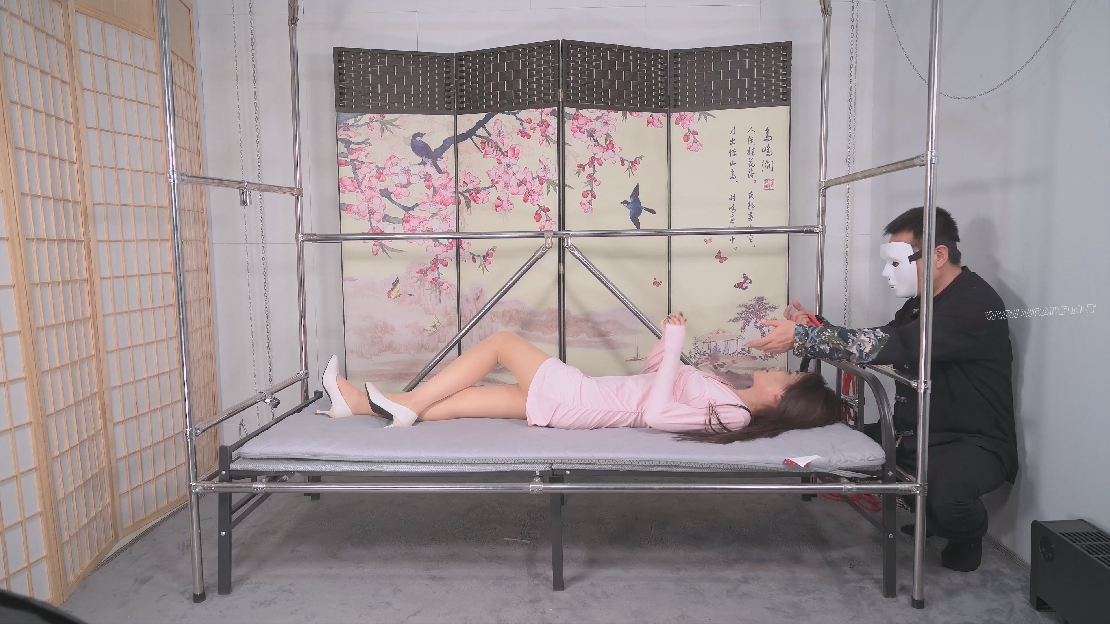 双S齐动手将言妍红绳吊腿调教，请就着文本解说一同食用--女王装、足弓、股绳、刺轮... 预览图 1