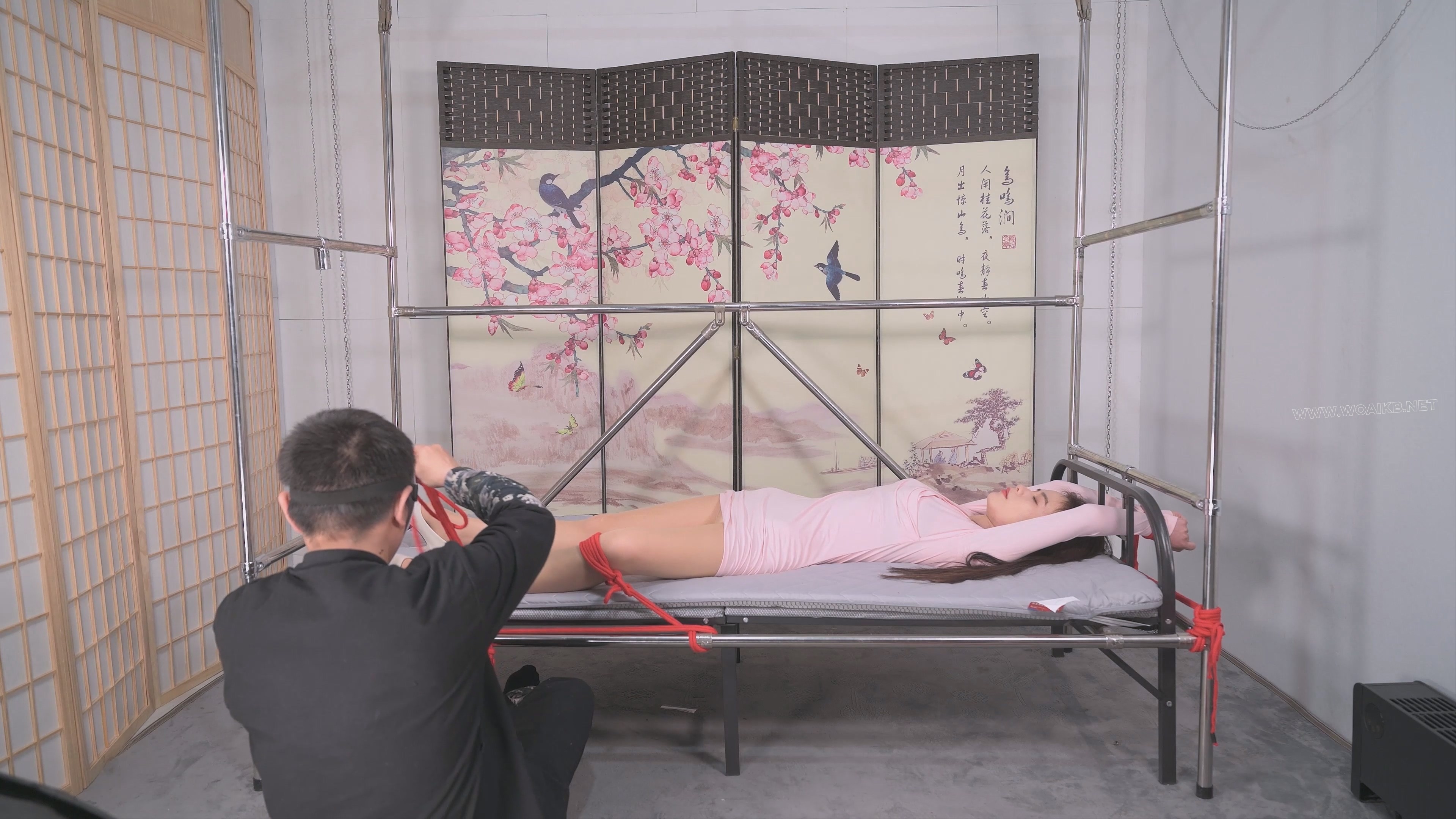 双S齐动手将言妍红绳吊腿调教，请就着文本解说一同食用--女王装、足弓、股绳、刺轮... 预览图 3