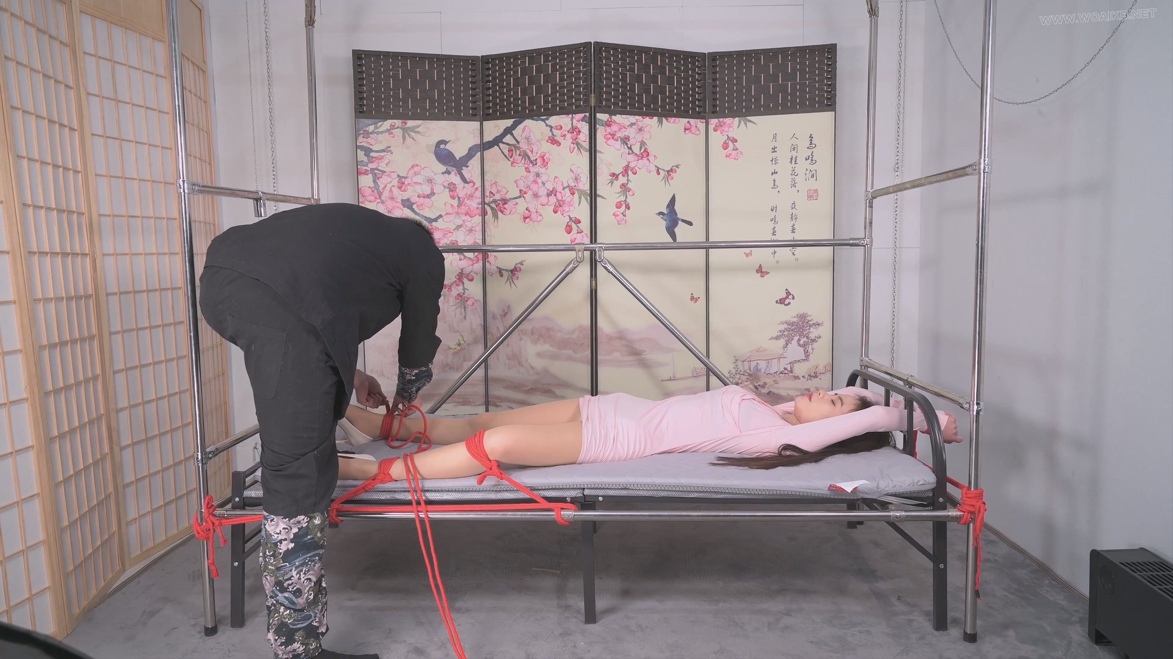 双S齐动手将言妍红绳吊腿调教，请就着文本解说一同食用--女王装、足弓、股绳、刺轮... 预览图 4