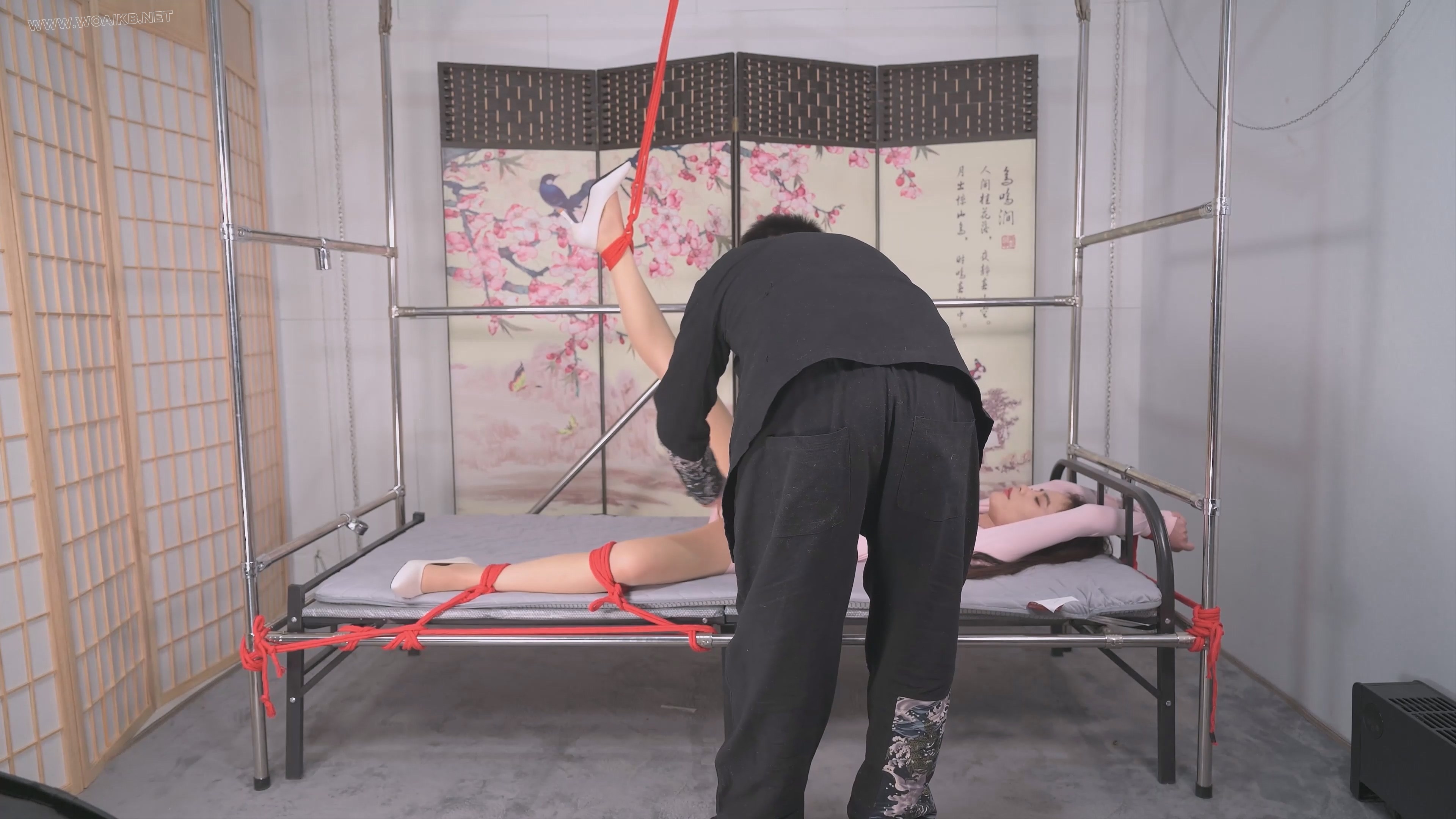 双S齐动手将言妍红绳吊腿调教，请就着文本解说一同食用--女王装、足弓、股绳、刺轮... 预览图 5