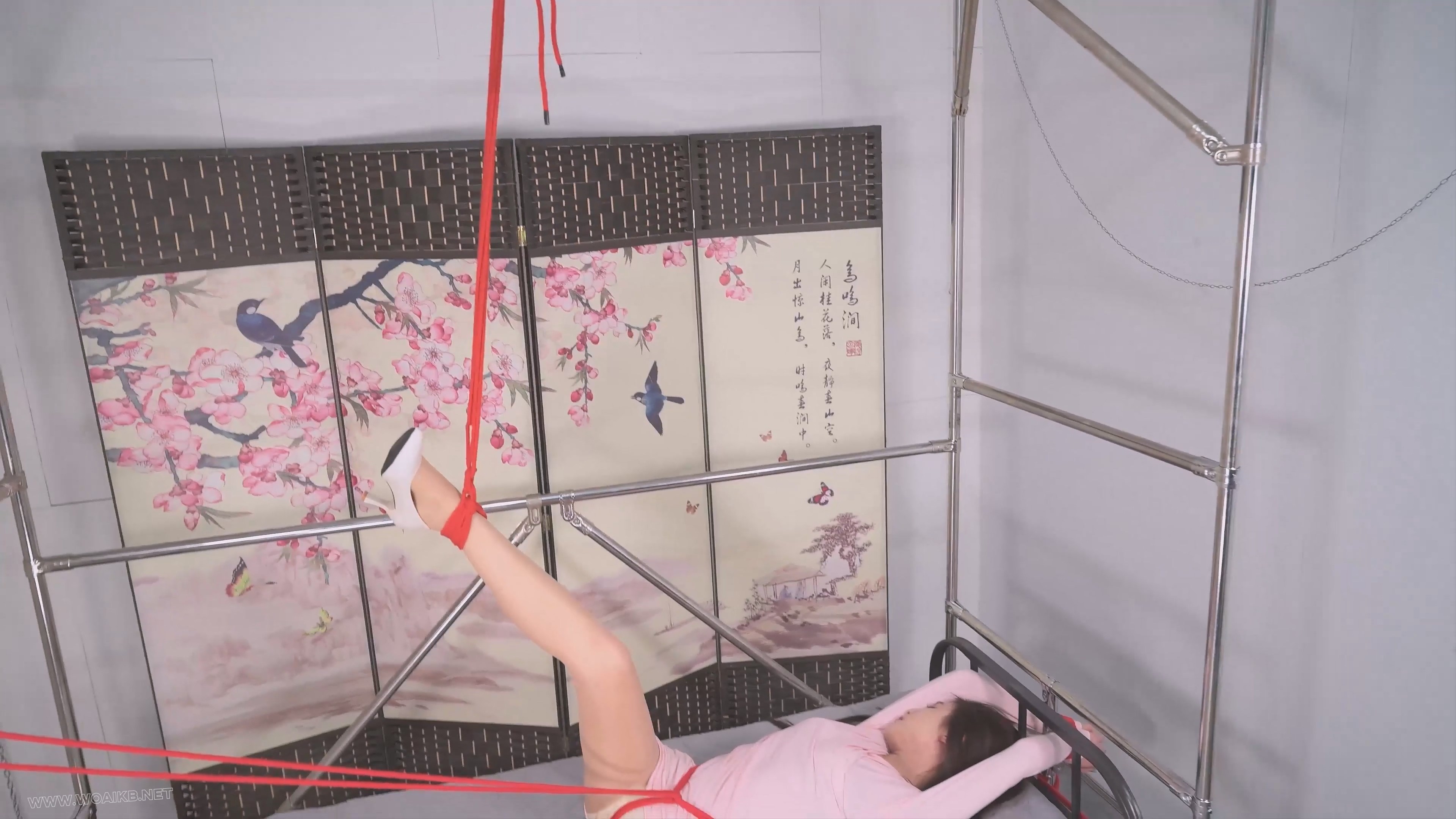 双S齐动手将言妍红绳吊腿调教，请就着文本解说一同食用--女王装、足弓、股绳、刺轮... 预览图 7