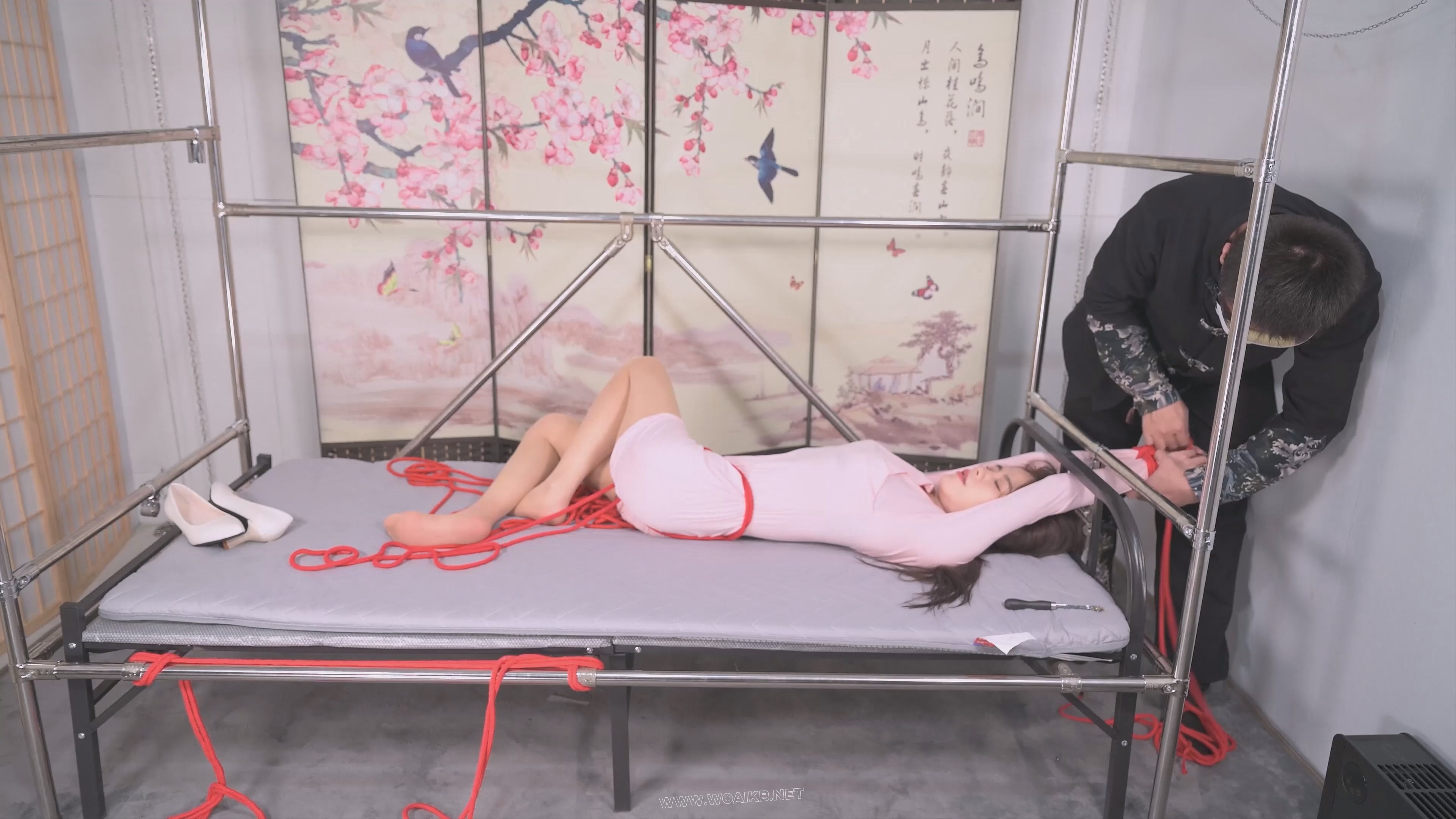 双S齐动手将言妍红绳吊腿调教，请就着文本解说一同食用--女王装、足弓、股绳、刺轮... 预览图 17