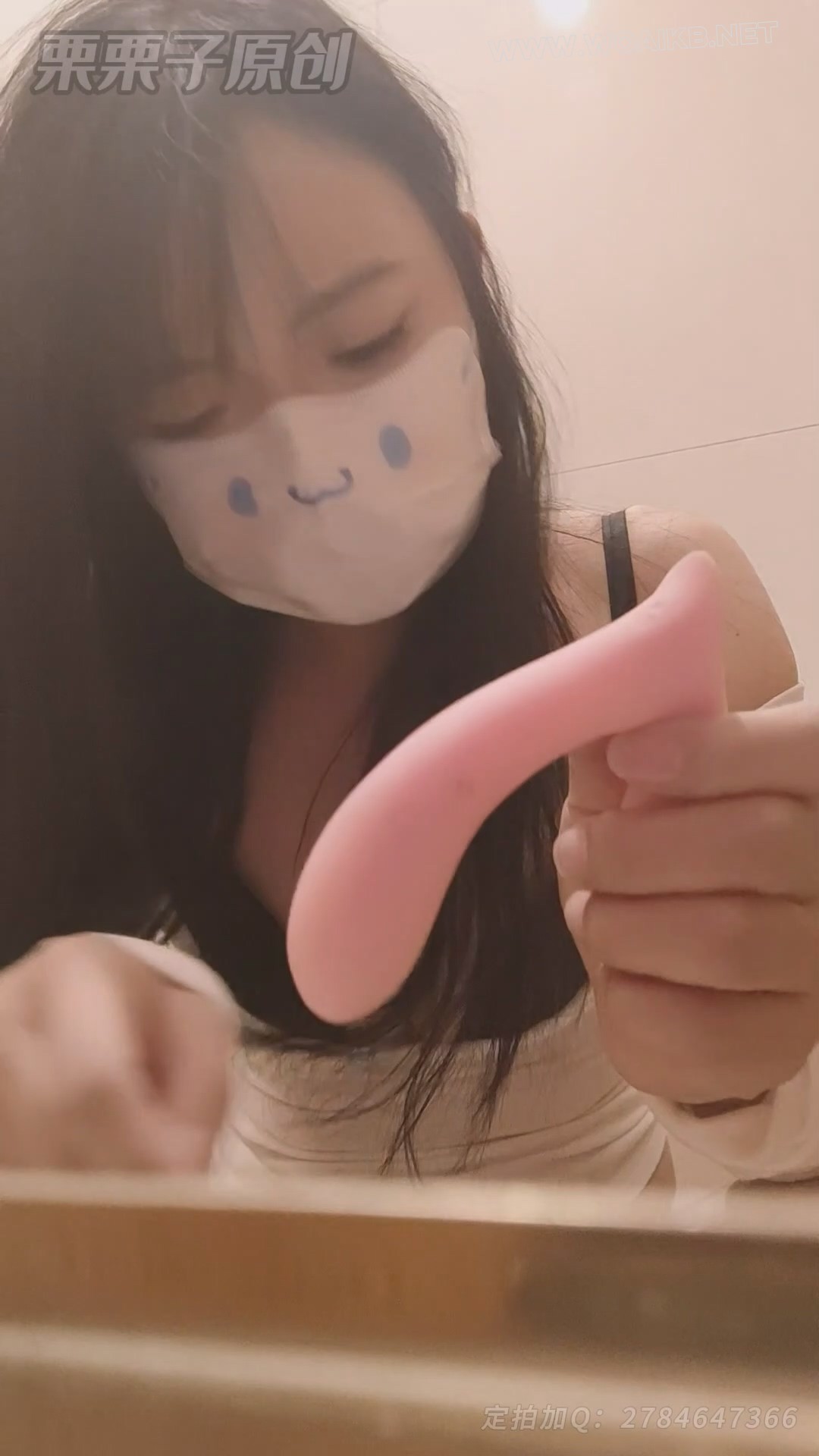 《堕落的邻家妻子 8》 户外调教、商场强高、公共卫生间失禁、假丁丁、裤里丝、高跟... 预览图 19