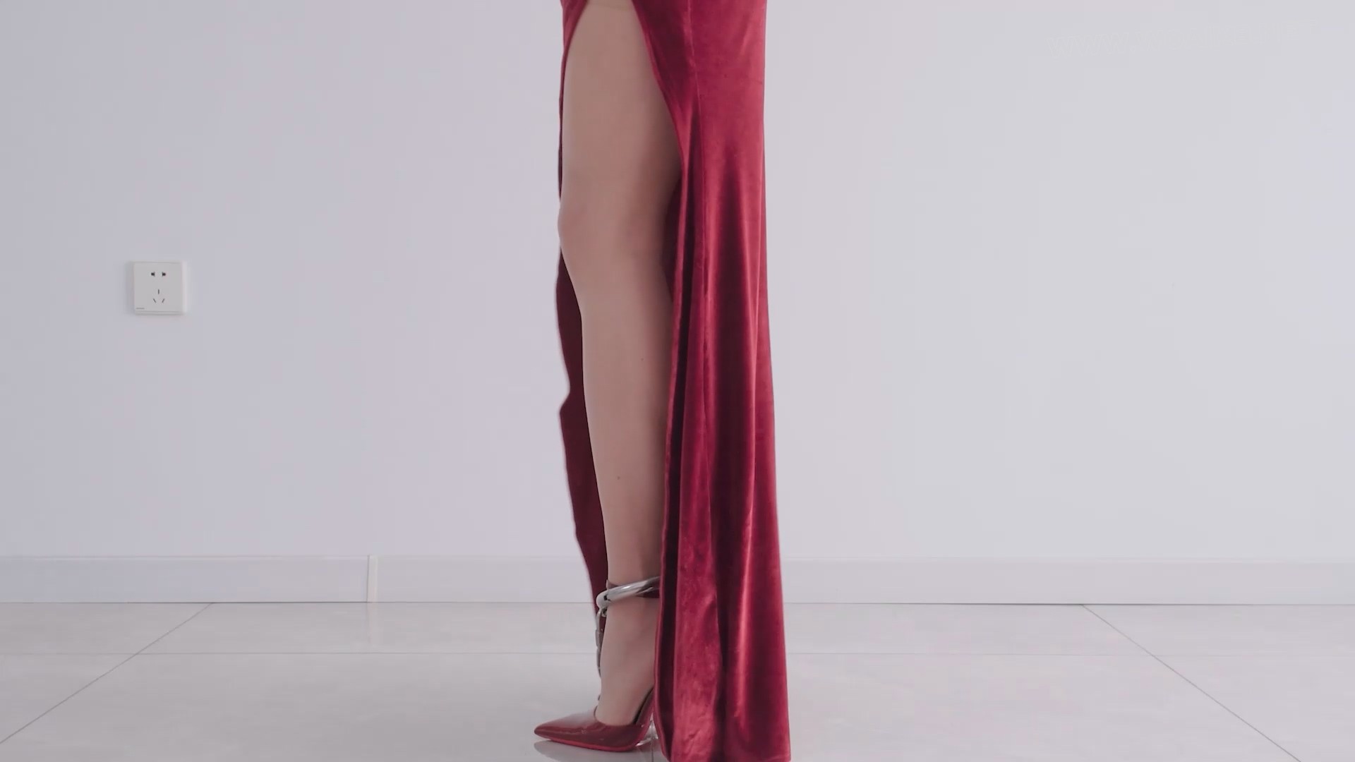 红高迎春 炮机强高 钢枷铐镣禁锢的红裙肉丝13CM红高跟+金属GS、TD、炮机与跑步机 预览图 8