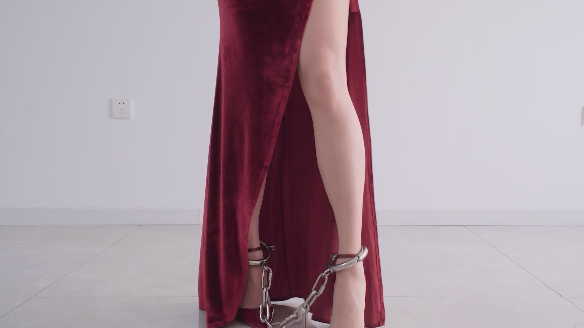 红高迎春 炮机强高 钢枷铐镣禁锢的红裙肉丝13CM红高跟+金属GS、TD、炮机与跑步机 预览图 9