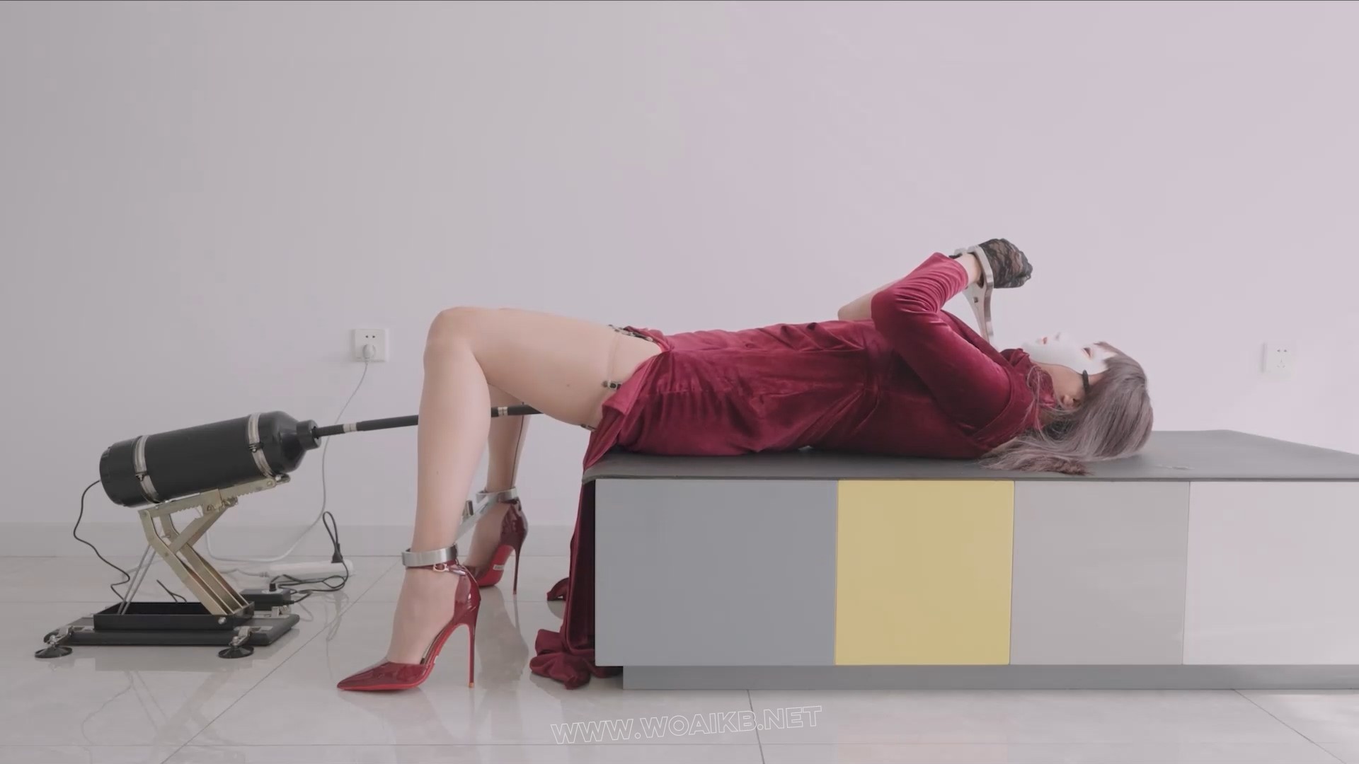 红高迎春 炮机强高 钢枷铐镣禁锢的红裙肉丝13CM红高跟+金属GS、TD、炮机与跑步机 预览图 15