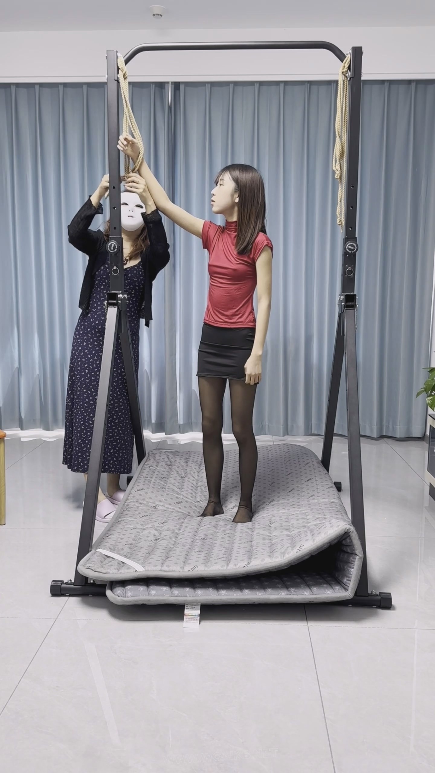 【绿帽女帮男友绑单女】夫妻俩玩弄单女 柔弱娇小女大，真空无内黑丝制服+大字禁锢... 预览图 1