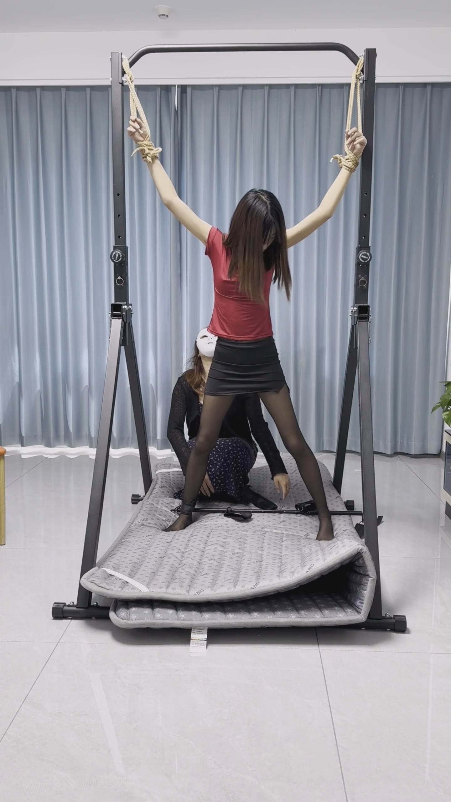 【绿帽女帮男友绑单女】夫妻俩玩弄单女 柔弱娇小女大，真空无内黑丝制服+大字禁锢... 预览图 5