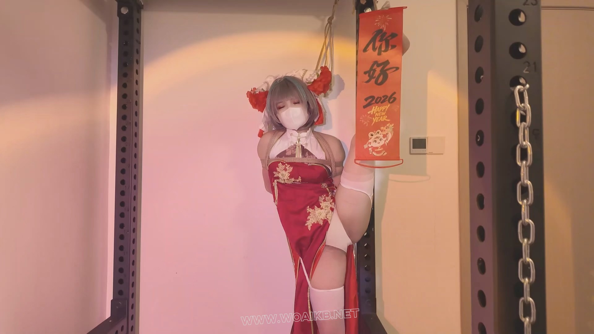 《柴郡贺岁一字马人体春联》-海砂— 极限一字马人体春联采访，鼻勾细绳捆脚趾 预览图 4