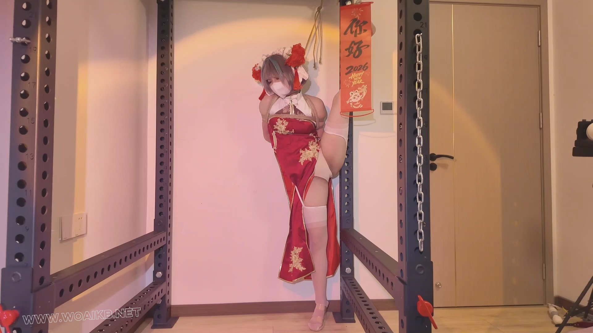 《柴郡贺岁一字马人体春联》-海砂— 极限一字马人体春联采访，鼻勾细绳捆脚趾 预览图 6