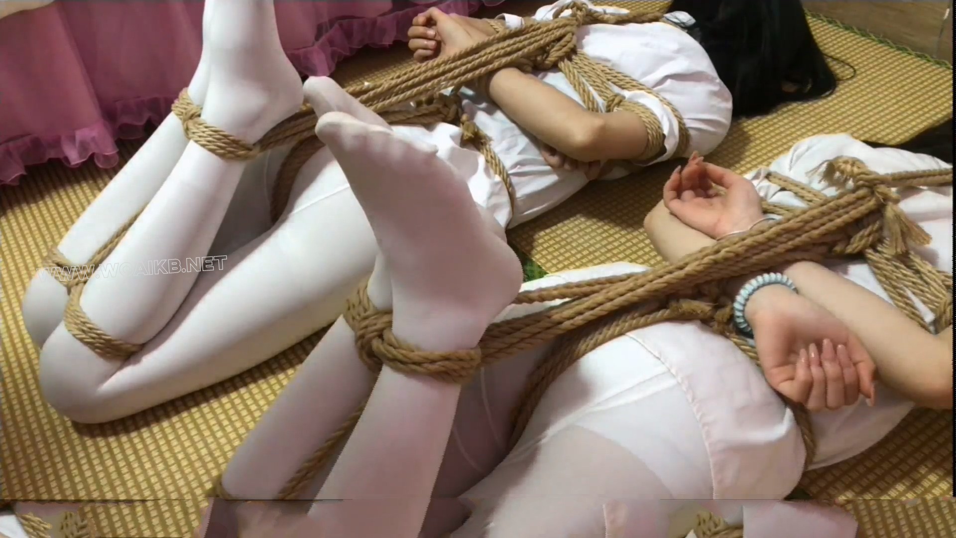 【红豆】【琳媚】定拍 纯欲一身白 双人驷马面壁 带着充电D和棒棒互相忍耐扭动但不许动