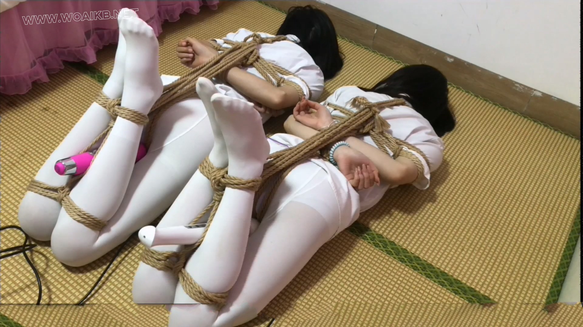 【红豆】【琳媚】定拍 纯欲一身白 双人驷马面壁 带着充电D和棒棒互相忍耐扭动但不许动 预览图 2