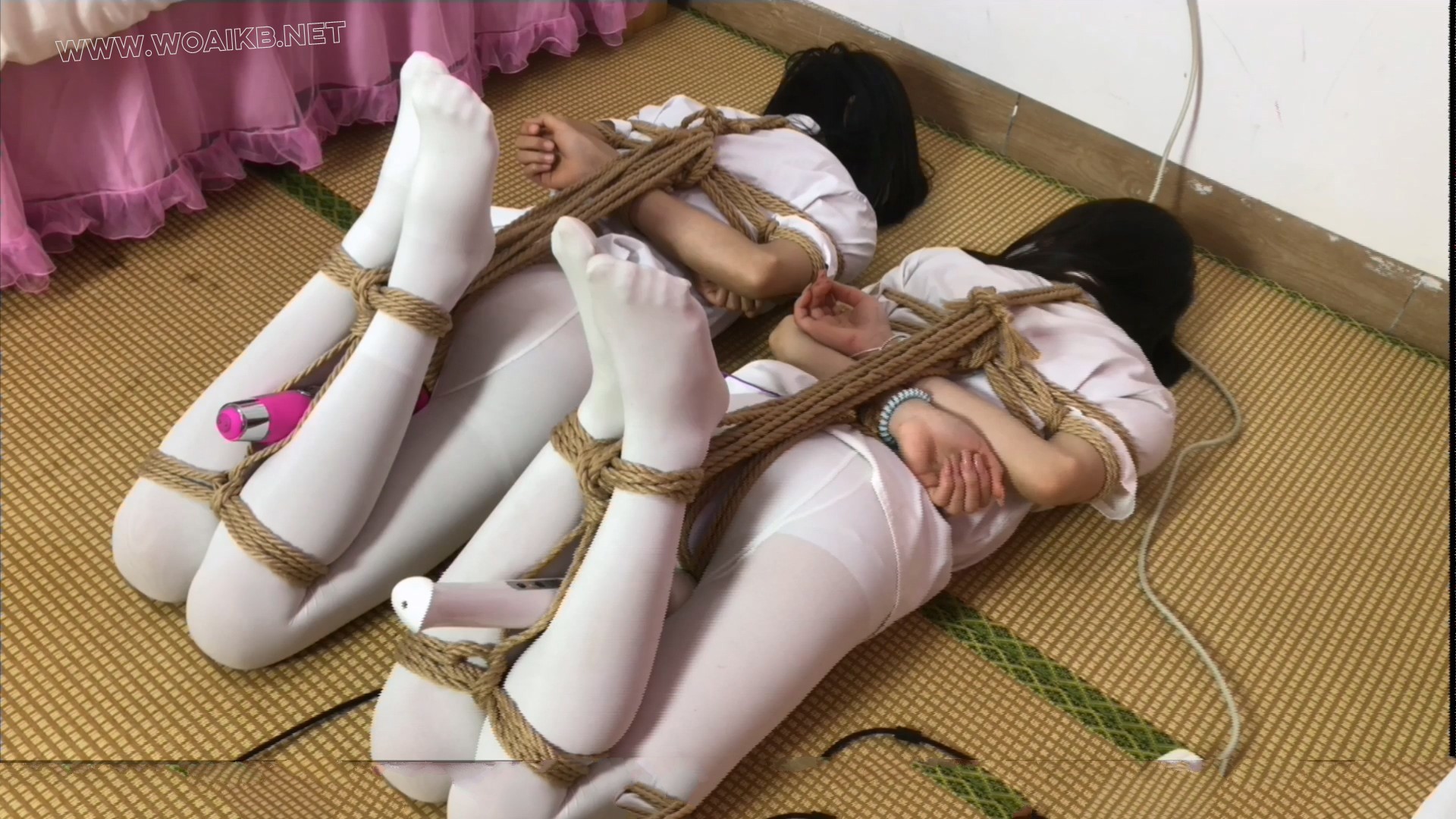 【红豆】【琳媚】定拍 纯欲一身白 双人驷马面壁 带着充电D和棒棒互相忍耐扭动但不许动 预览图 4