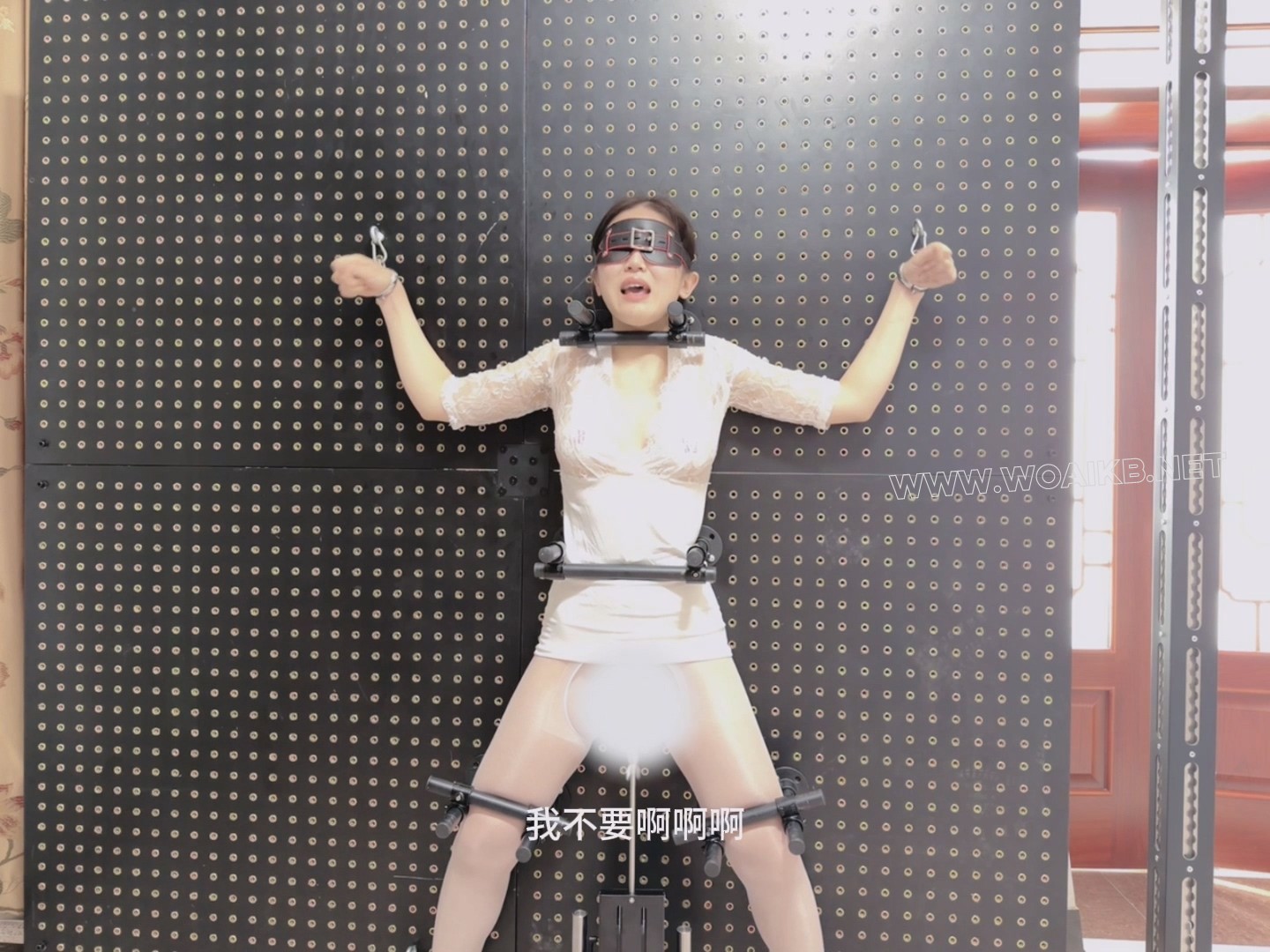 油光白丝女学生的拘束架挑战，炮机+AV棒强制折磨。身体无法站直，只能踮着脚无助地... 预览图 3