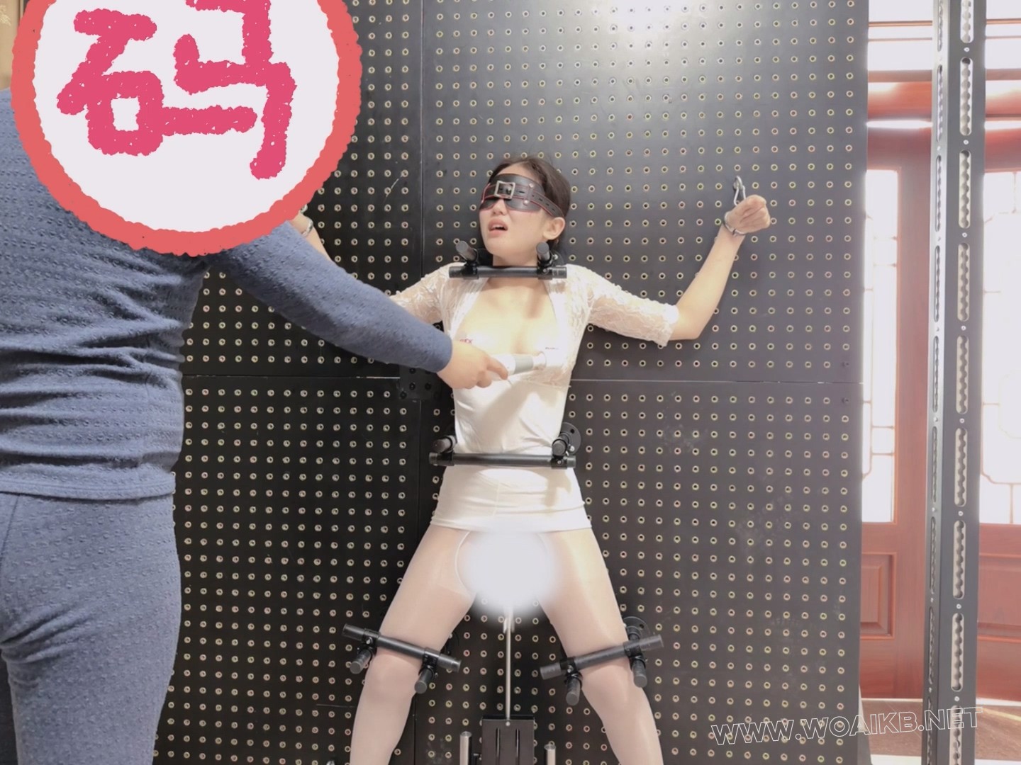 油光白丝女学生的拘束架挑战，炮机+AV棒强制折磨。身体无法站直，只能踮着脚无助地... 预览图 5