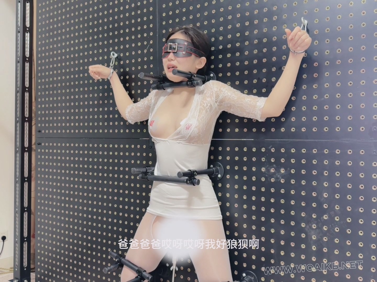 油光白丝女学生的拘束架挑战，炮机+AV棒强制折磨。身体无法站直，只能踮着脚无助地... 预览图 8