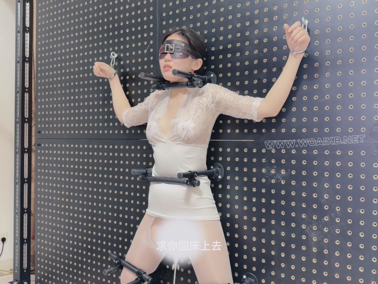 油光白丝女学生的拘束架挑战，炮机+AV棒强制折磨。身体无法站直，只能踮着脚无助地... 预览图 10