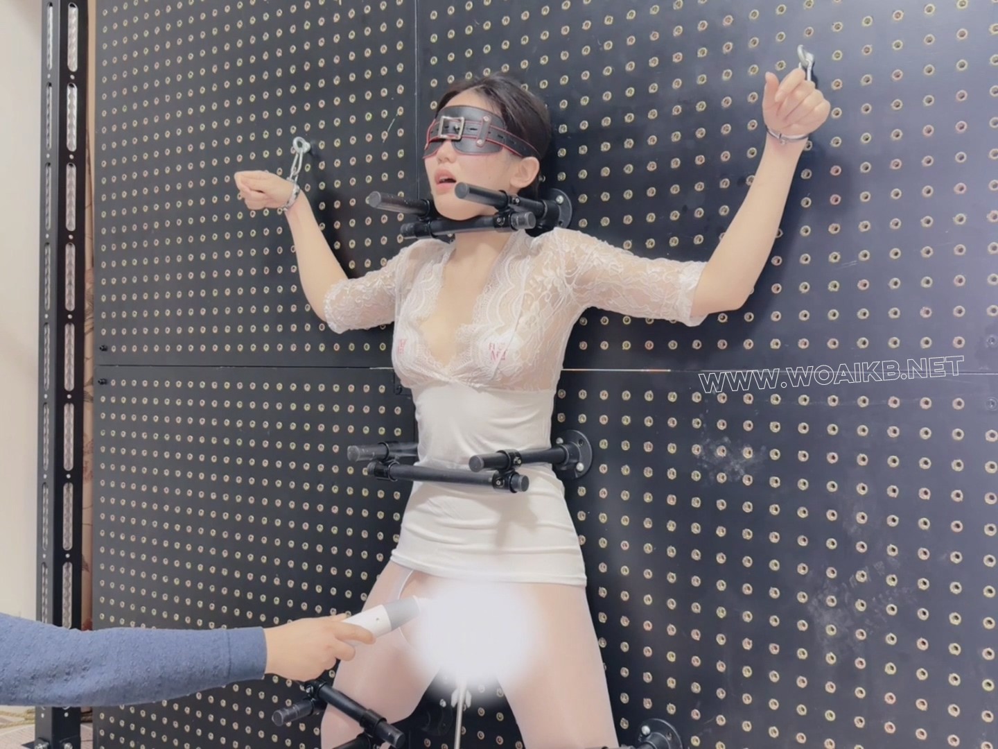 油光白丝女学生的拘束架挑战，炮机+AV棒强制折磨。身体无法站直，只能踮着脚无助地... 预览图 9