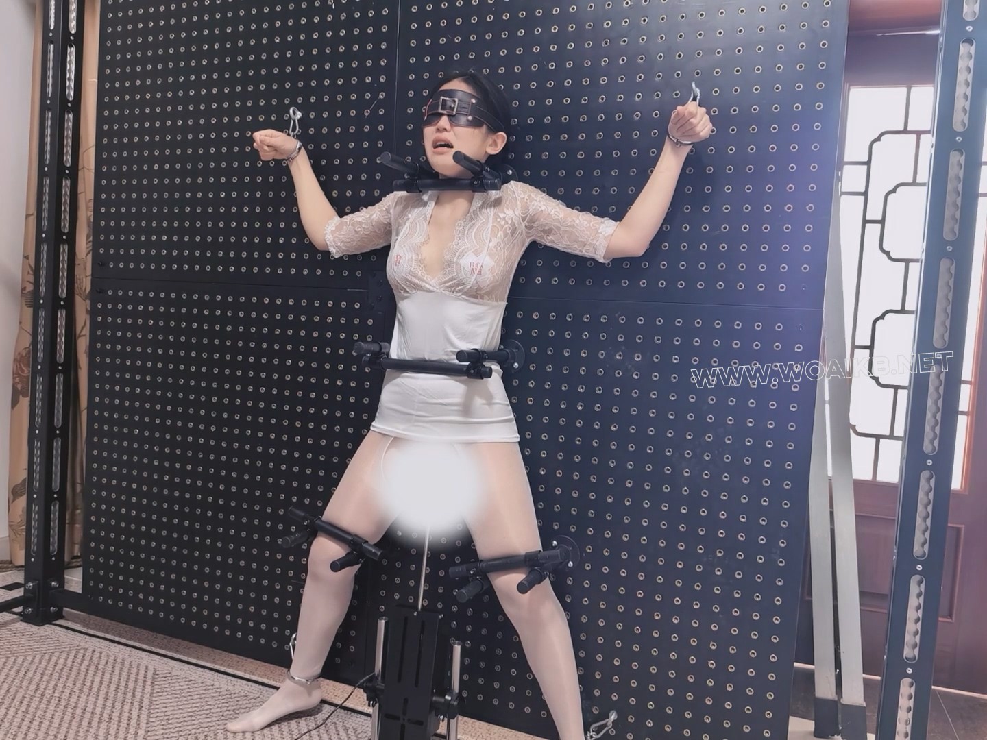 油光白丝女学生的拘束架挑战，炮机+AV棒强制折磨。身体无法站直，只能踮着脚无助地... 预览图 12