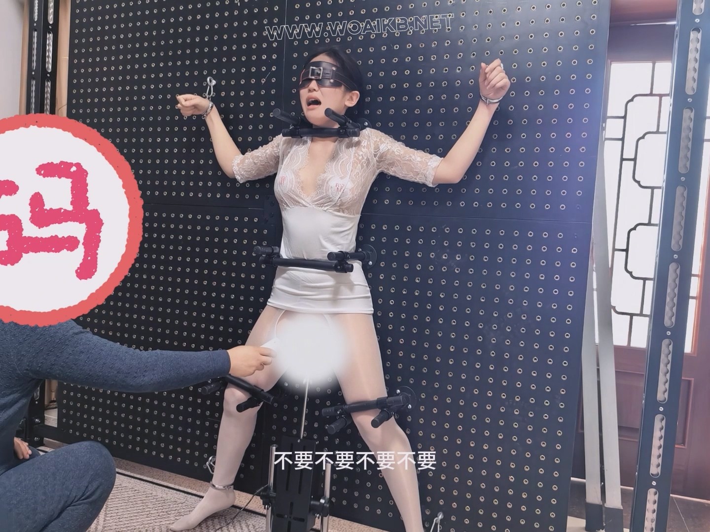 油光白丝女学生的拘束架挑战，炮机+AV棒强制折磨。身体无法站直，只能踮着脚无助地... 预览图 16