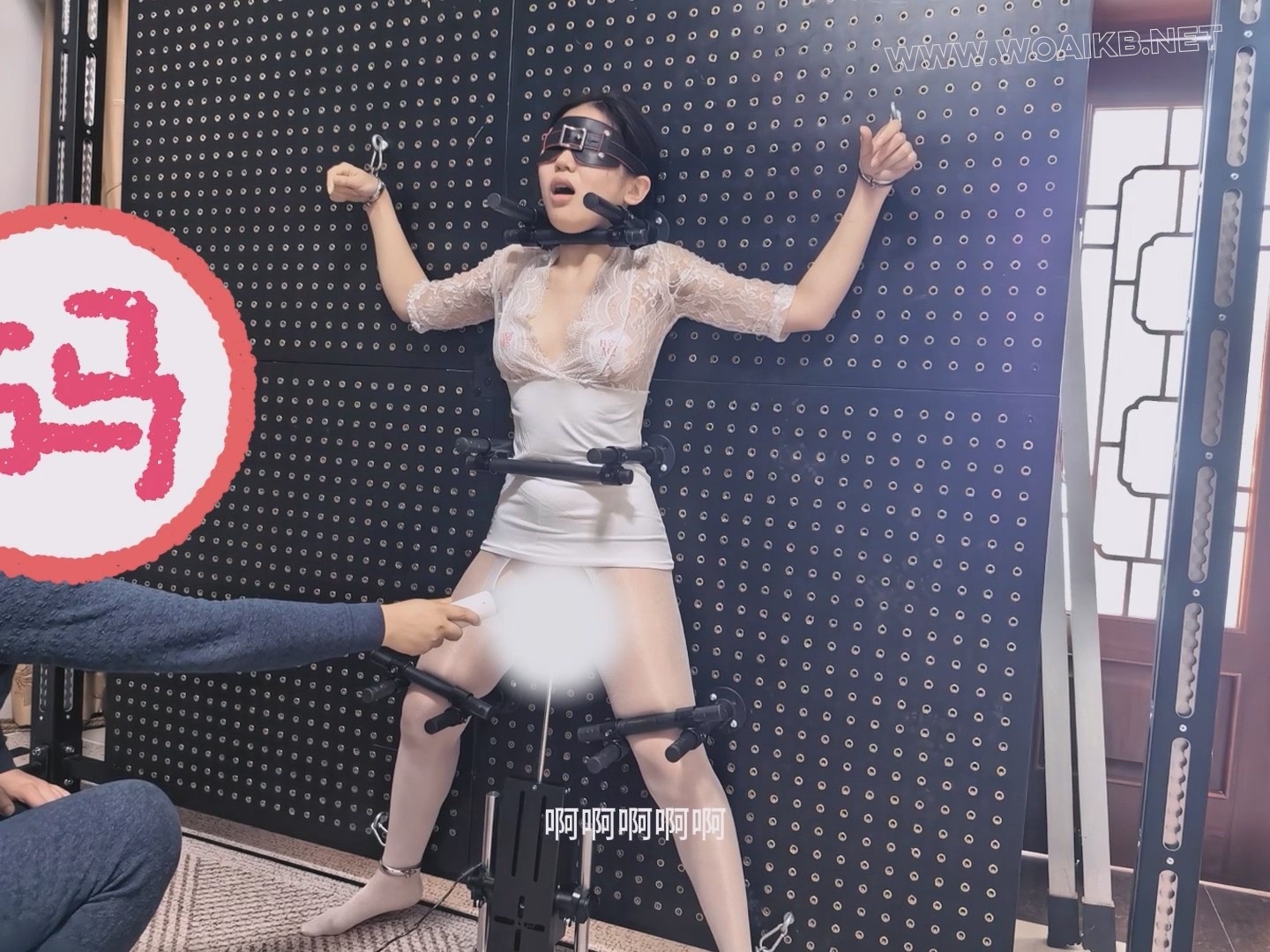 油光白丝女学生的拘束架挑战，炮机+AV棒强制折磨。身体无法站直，只能踮着脚无助地... 预览图 15