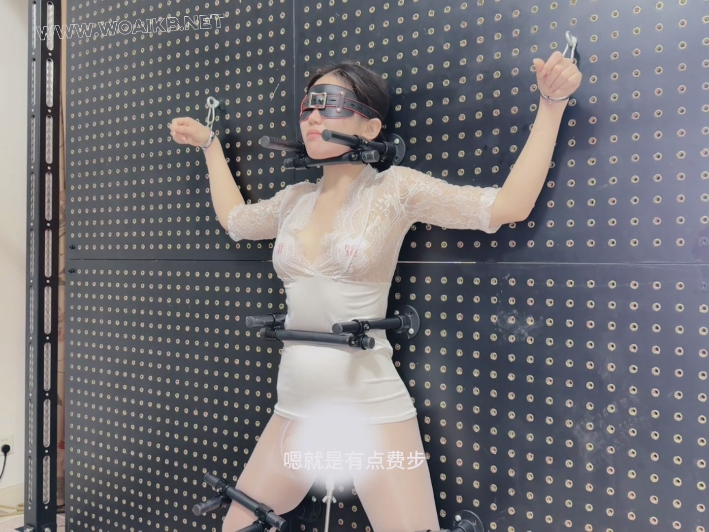 油光白丝女学生的拘束架挑战，炮机+AV棒强制折磨。身体无法站直，只能踮着脚无助地... 预览图 17