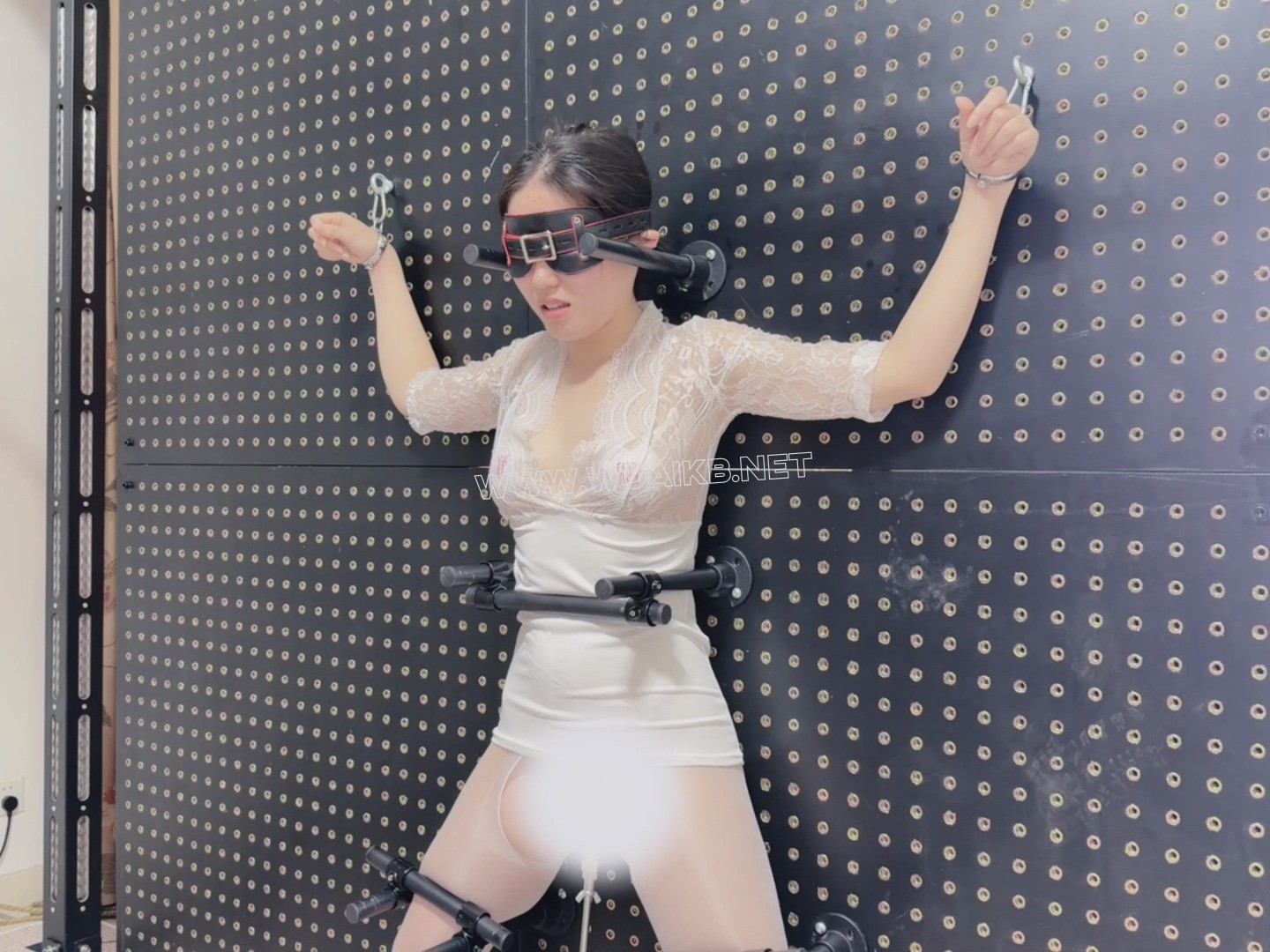 油光白丝女学生的拘束架挑战，炮机+AV棒强制折磨。身体无法站直，只能踮着脚无助地... 预览图 18