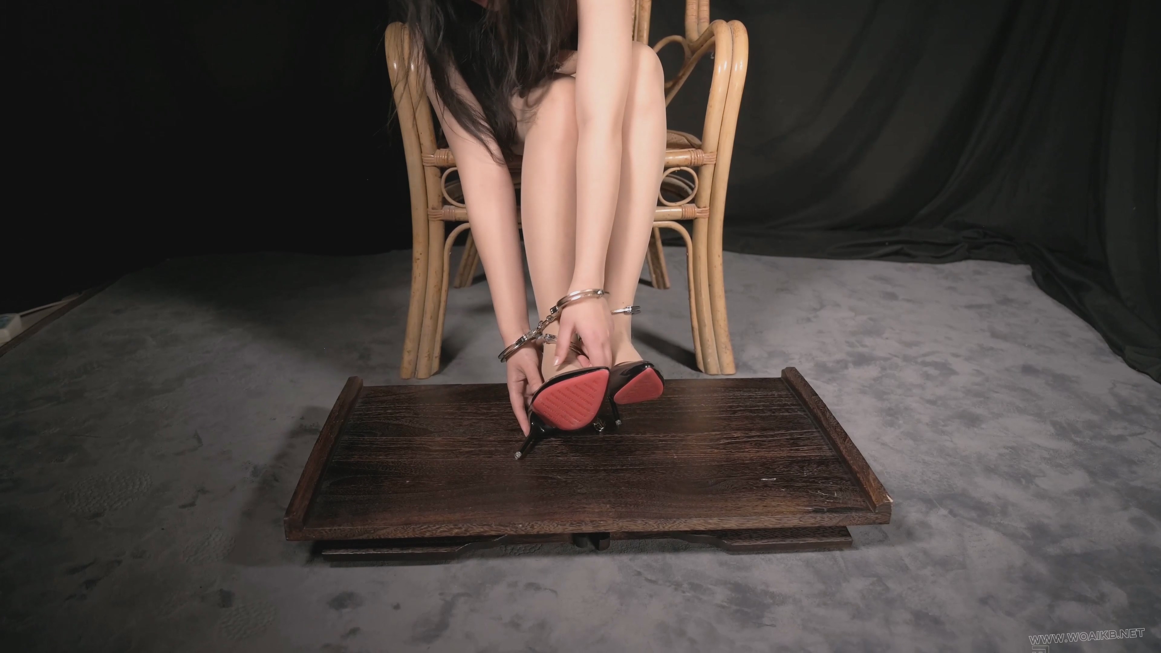 【美腿镣铐系列】高挑妹子镣铐丝袜高跟--肉丝、手铐、脚镣 预览图 9