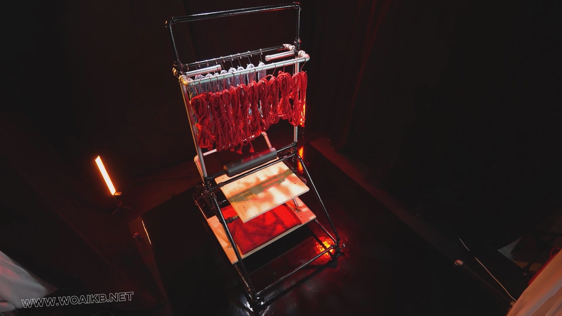 第五期，陷入拘束架中被完全拘束的花火。