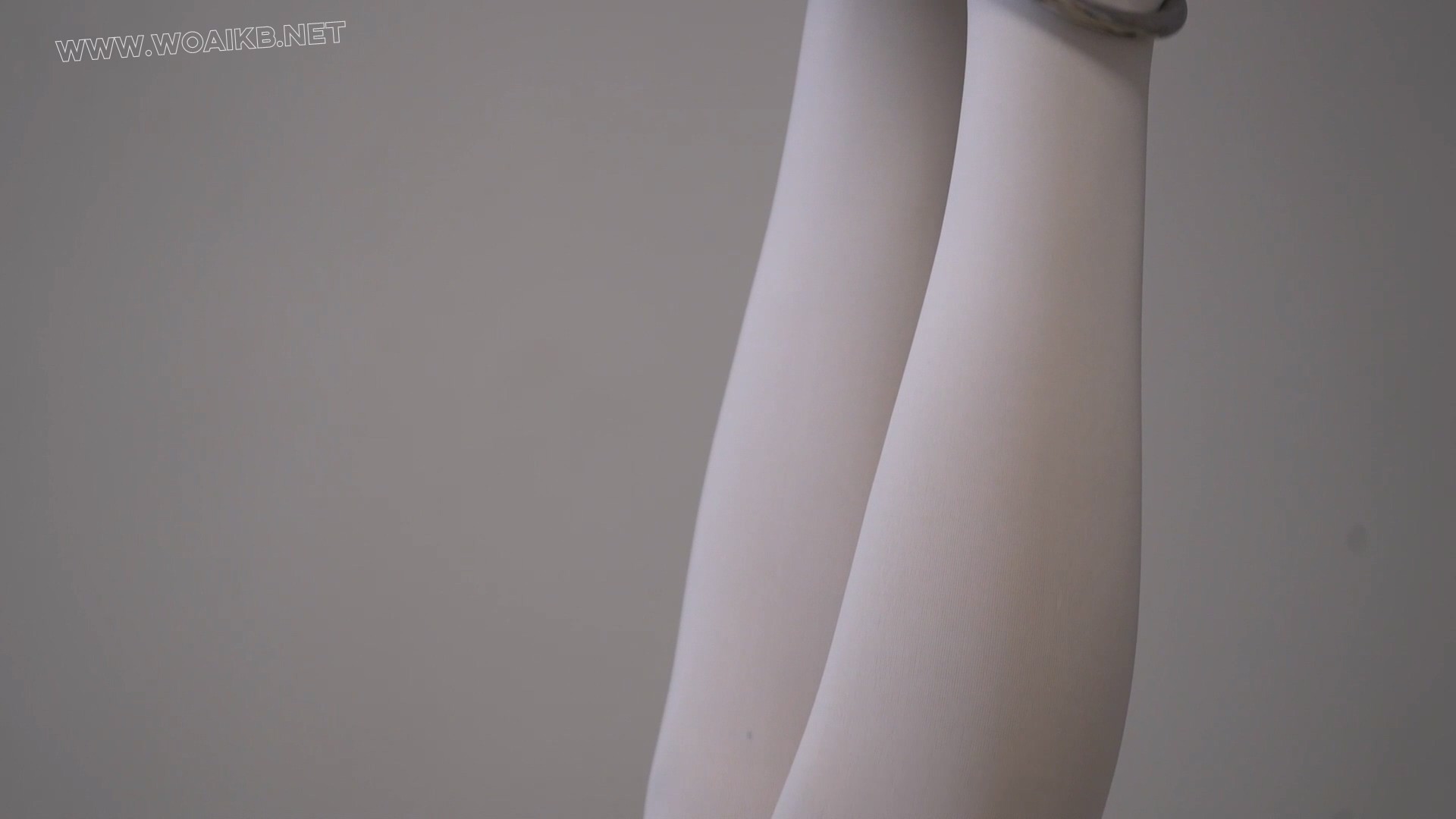 校园女神穿白丝挑战高难度动作，手脚被紧紧铐住，挠痒使身体疯狂摇动【手铐＋脚铐... 预览图 7