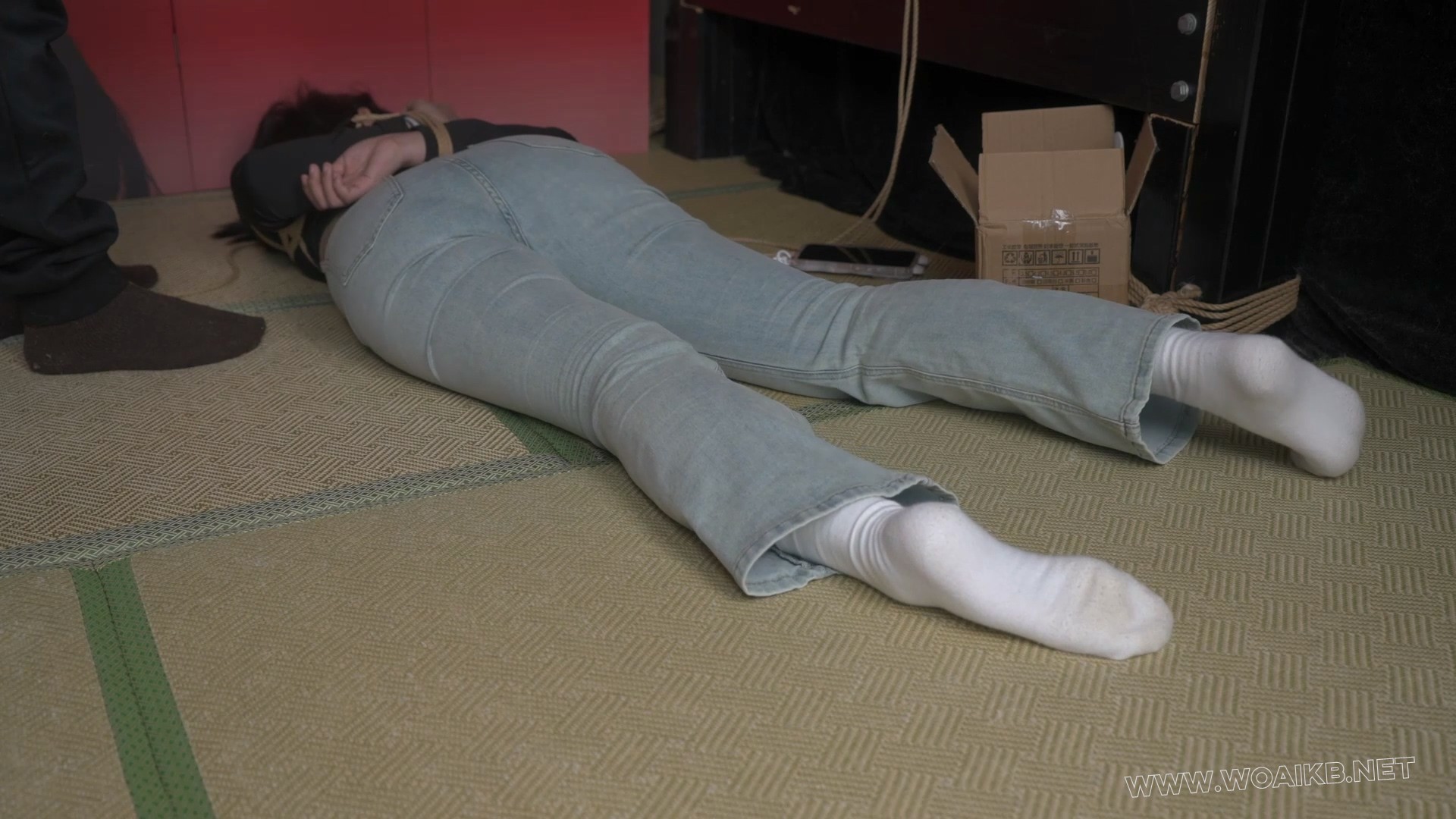 丰满小美女猫猫降临，牛仔裤白袜捆绑调教！肉感十足！ 预览图 18