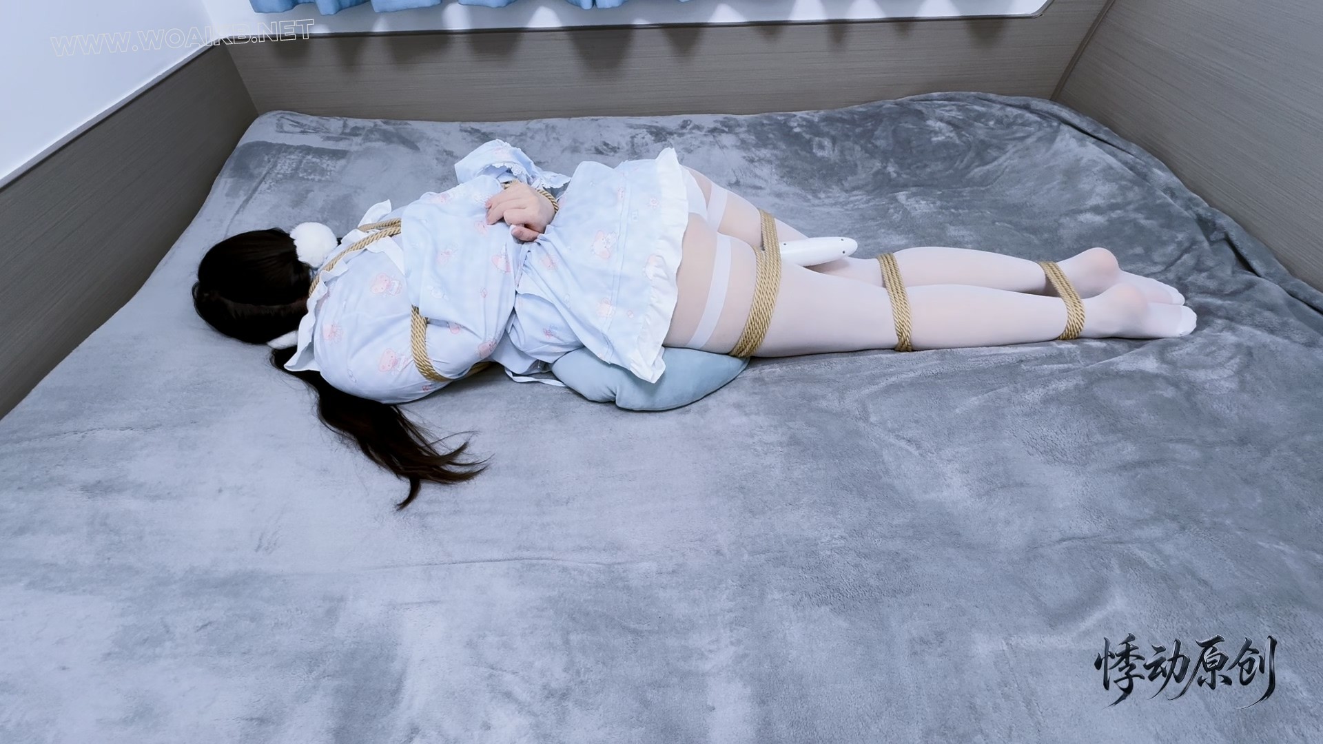 真实女大白丝女仆装+并腿震动棒固定强高+超强跳蛋M开腿+打屁股打脚心+依旧叫声非常好