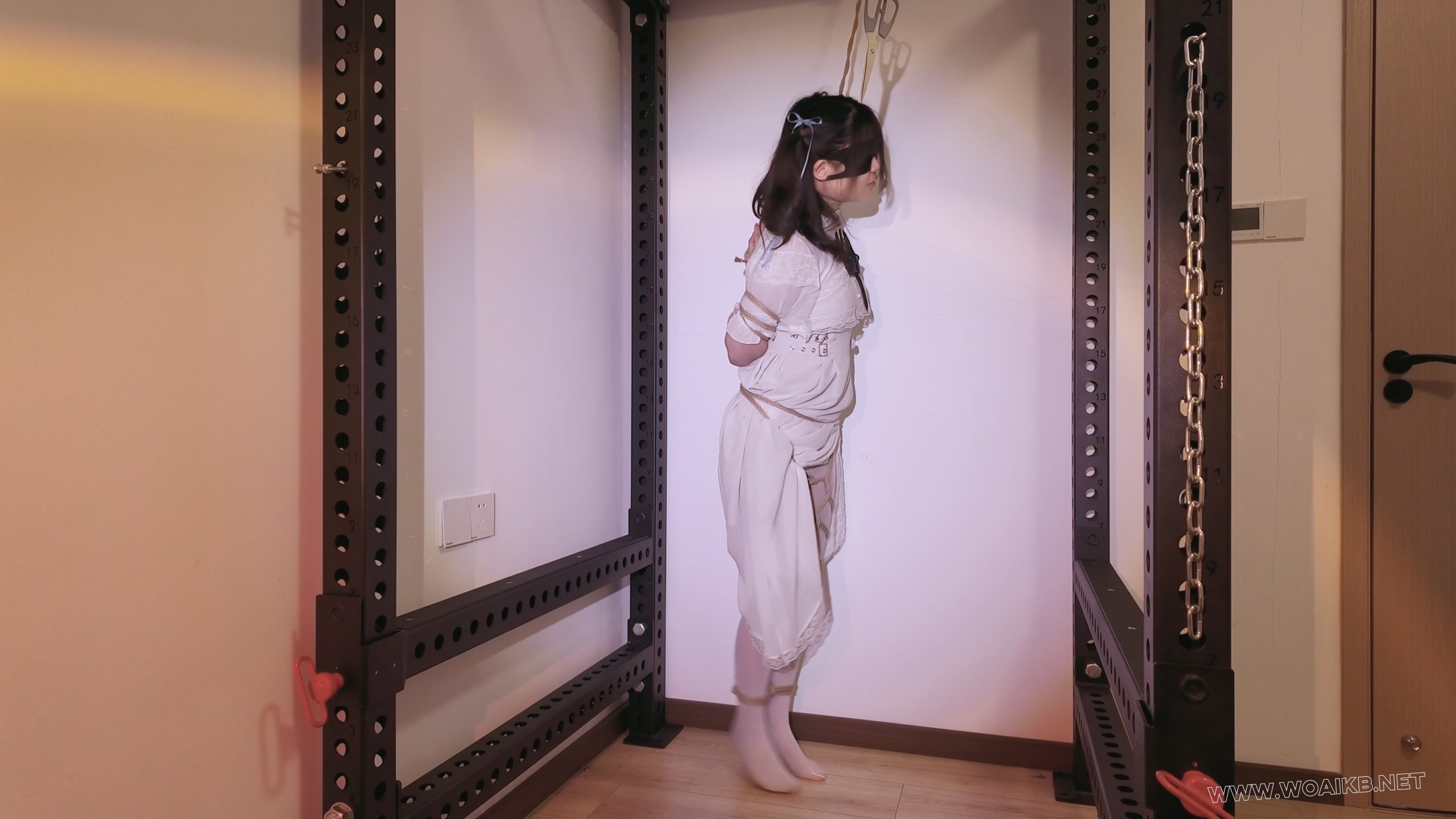 《萝莉女奴脱缚挑战》-海砂— 观音 白丝踮脚 勒脖吊缚挣脱挑战 失败后被放置强高 预览图 9