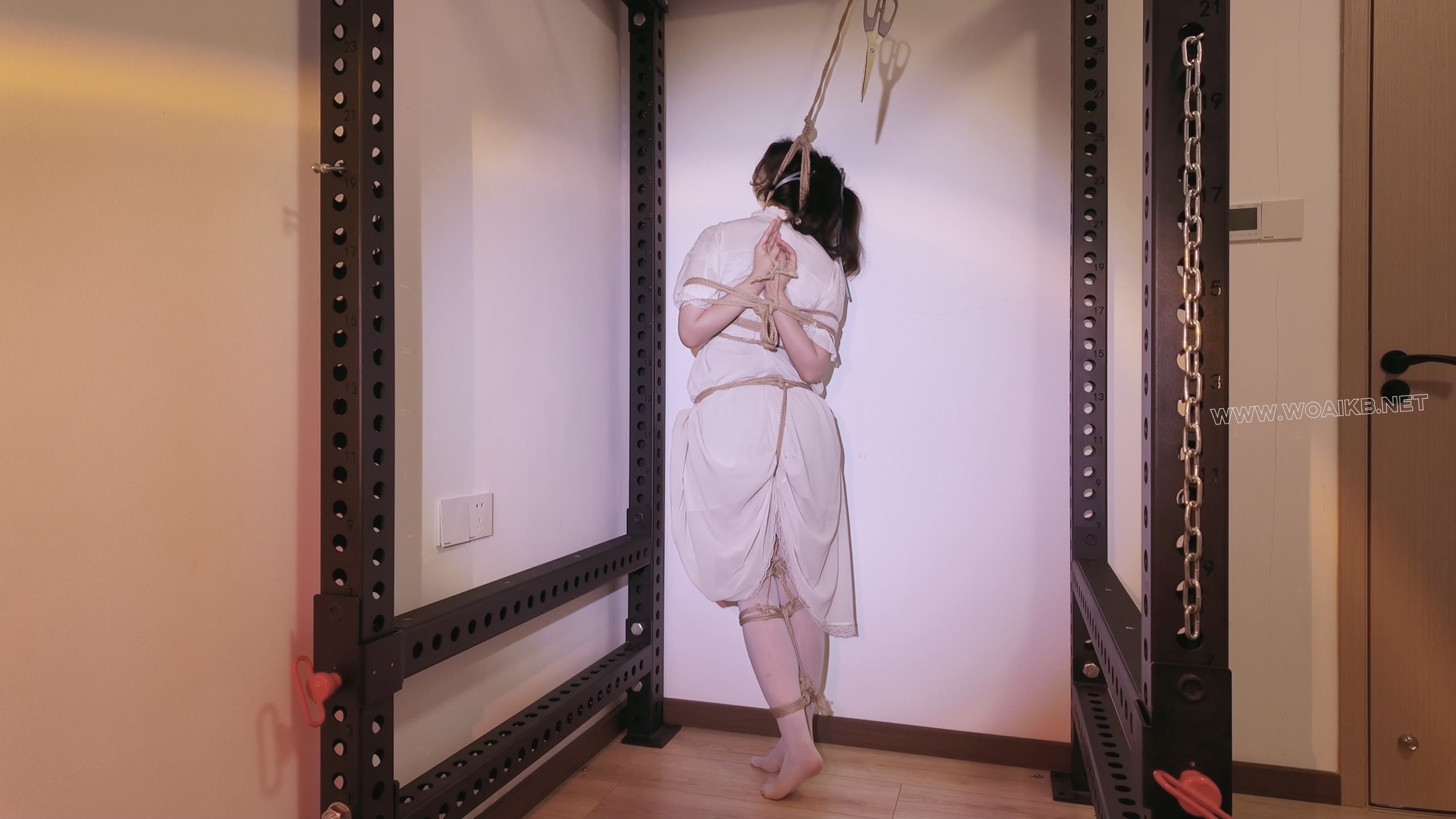 《萝莉女奴脱缚挑战》-海砂— 观音 白丝踮脚 勒脖吊缚挣脱挑战 失败后被放置强高 预览图 8