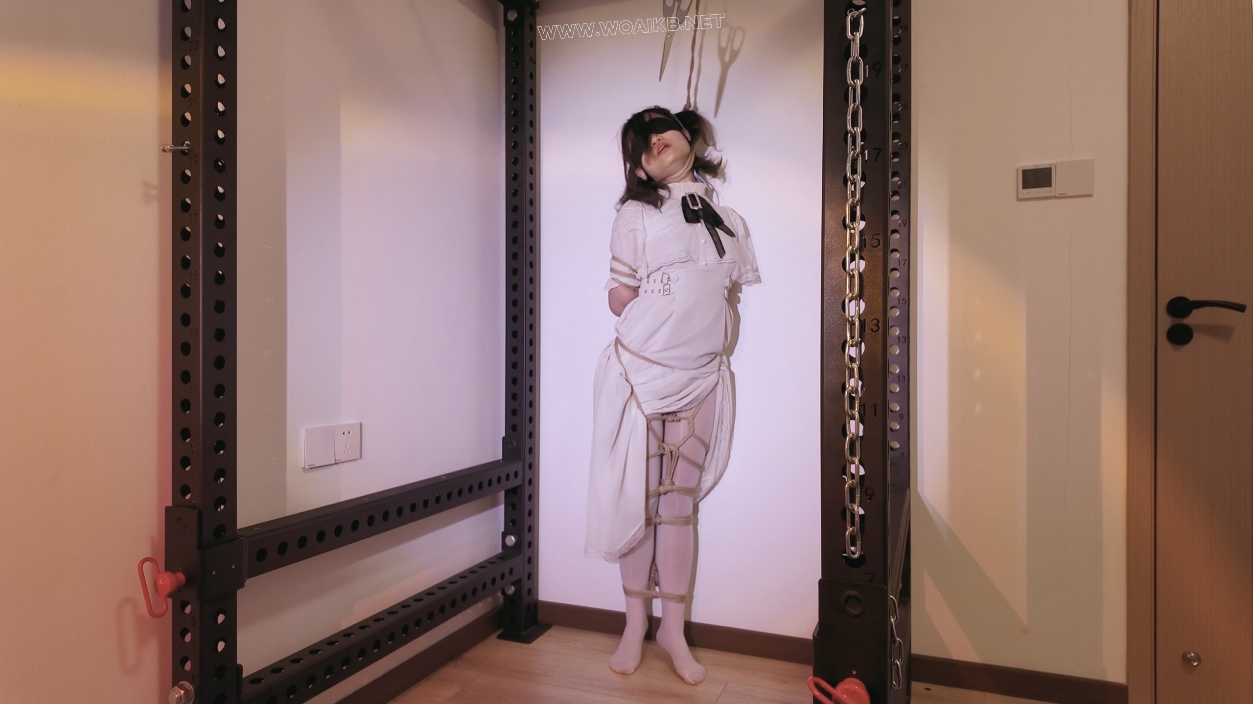 《萝莉女奴脱缚挑战》-海砂— 观音 白丝踮脚 勒脖吊缚挣脱挑战 失败后被放置强高 预览图 10