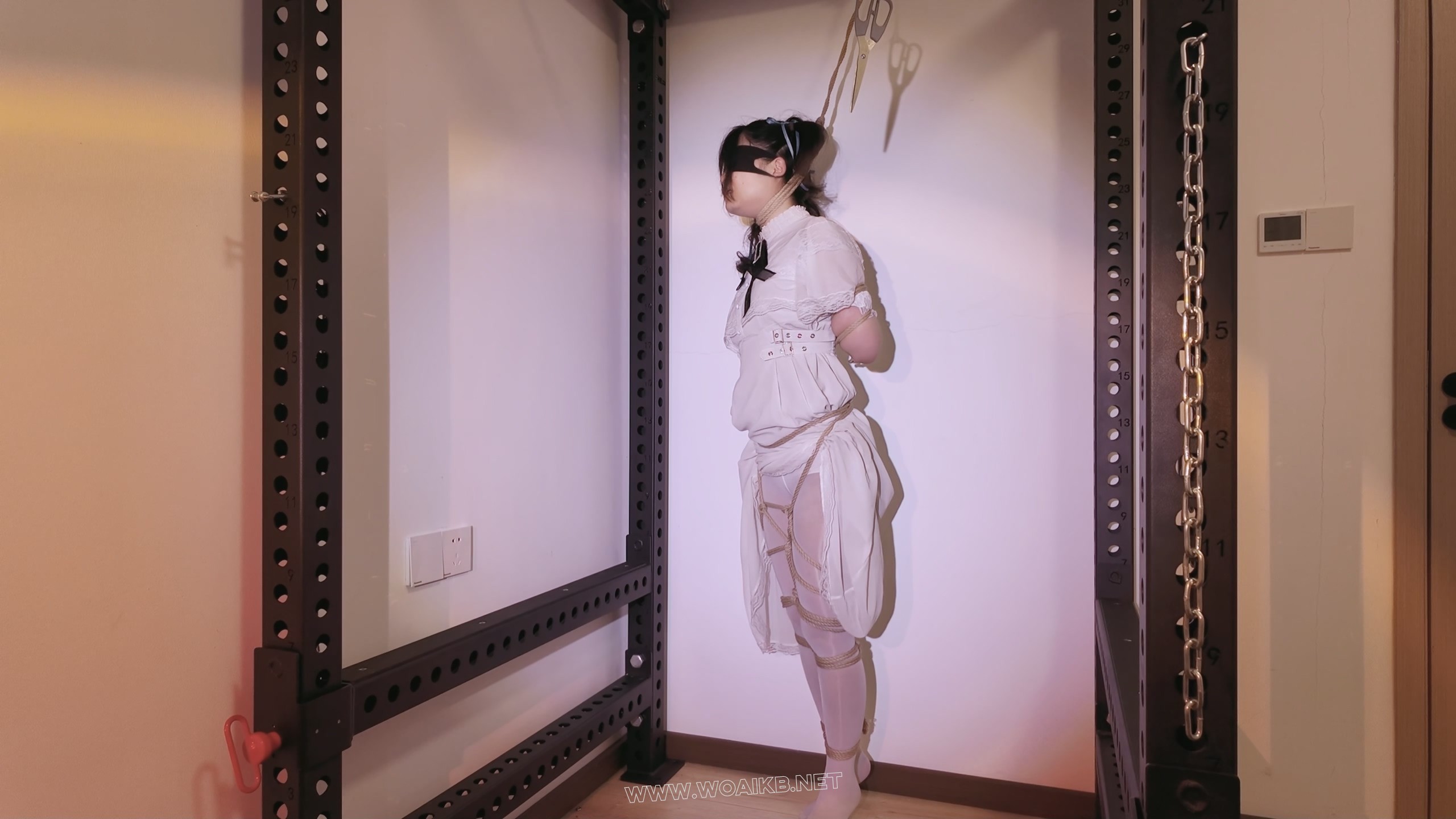 《萝莉女奴脱缚挑战》-海砂— 观音 白丝踮脚 勒脖吊缚挣脱挑战 失败后被放置强高 预览图 6