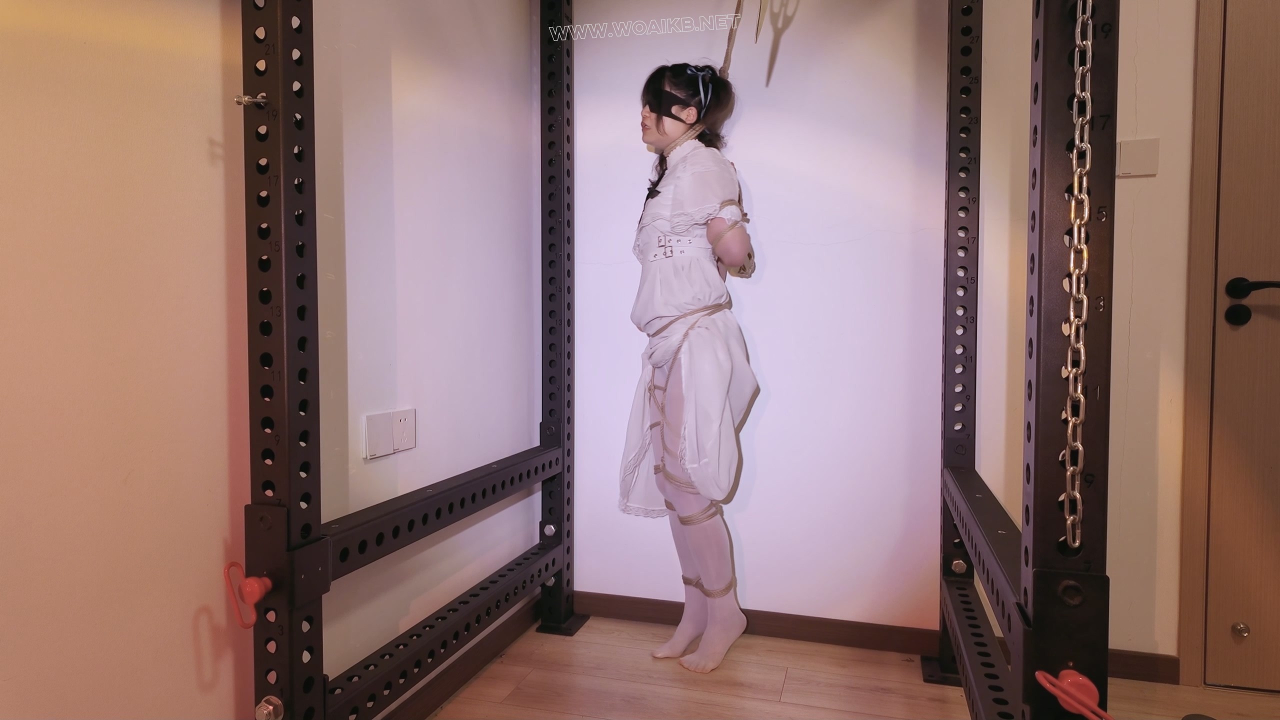 《萝莉女奴脱缚挑战》-海砂— 观音 白丝踮脚 勒脖吊缚挣脱挑战 失败后被放置强高 预览图 7