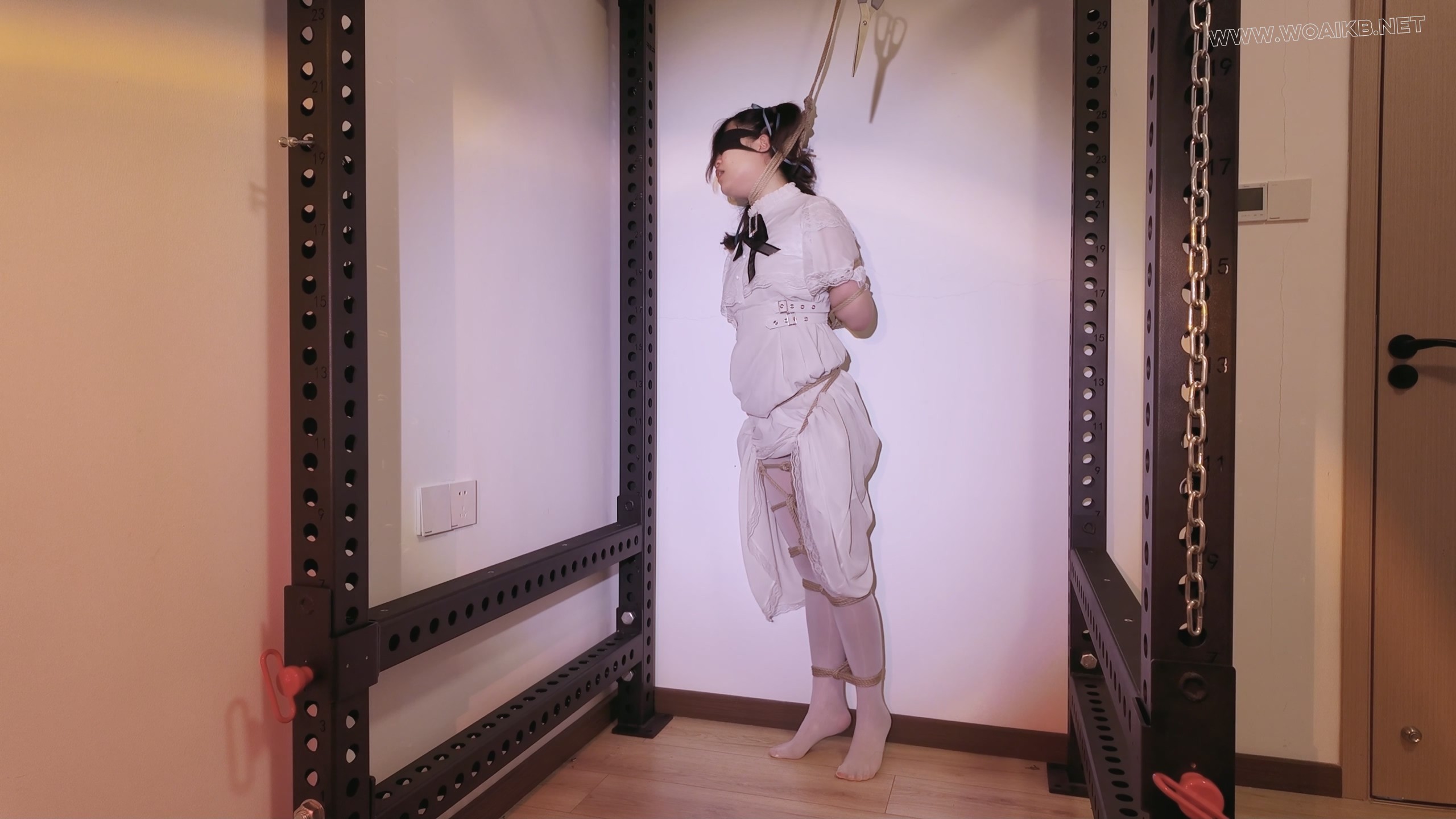 《萝莉女奴脱缚挑战》-海砂— 观音 白丝踮脚 勒脖吊缚挣脱挑战 失败后被放置强高 预览图 4