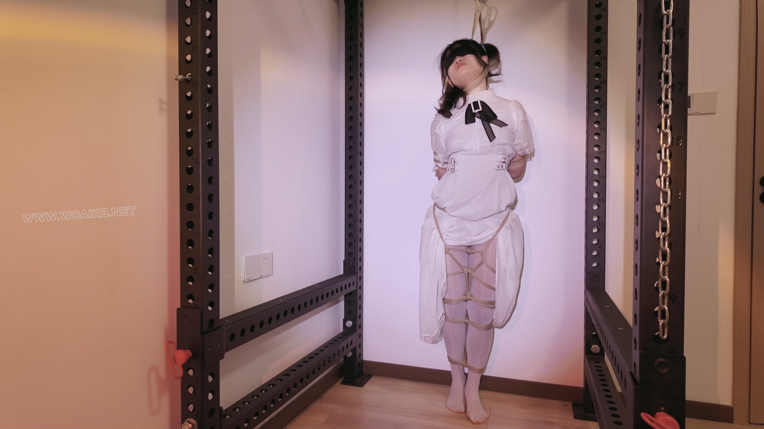 《萝莉女奴脱缚挑战》-海砂— 观音 白丝踮脚 勒脖吊缚挣脱挑战 失败后被放置强高 预览图 5
