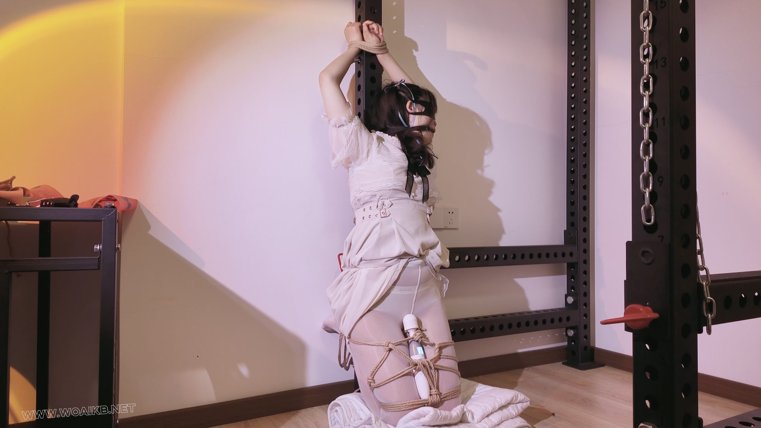 《萝莉女奴脱缚挑战》-海砂— 观音 白丝踮脚 勒脖吊缚挣脱挑战 失败后被放置强高 预览图 14