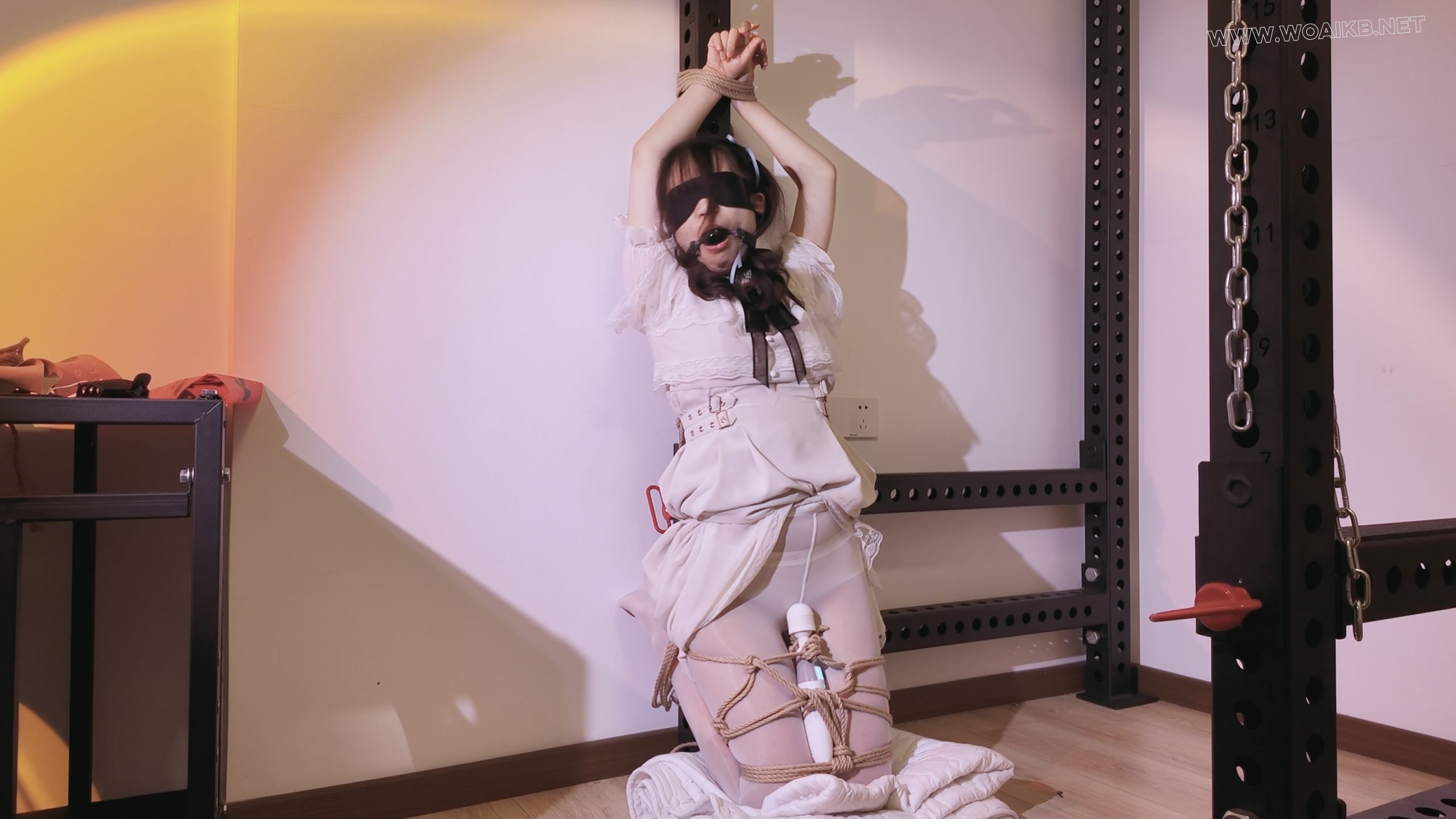 《萝莉女奴脱缚挑战》-海砂— 观音 白丝踮脚 勒脖吊缚挣脱挑战 失败后被放置强高 预览图 16