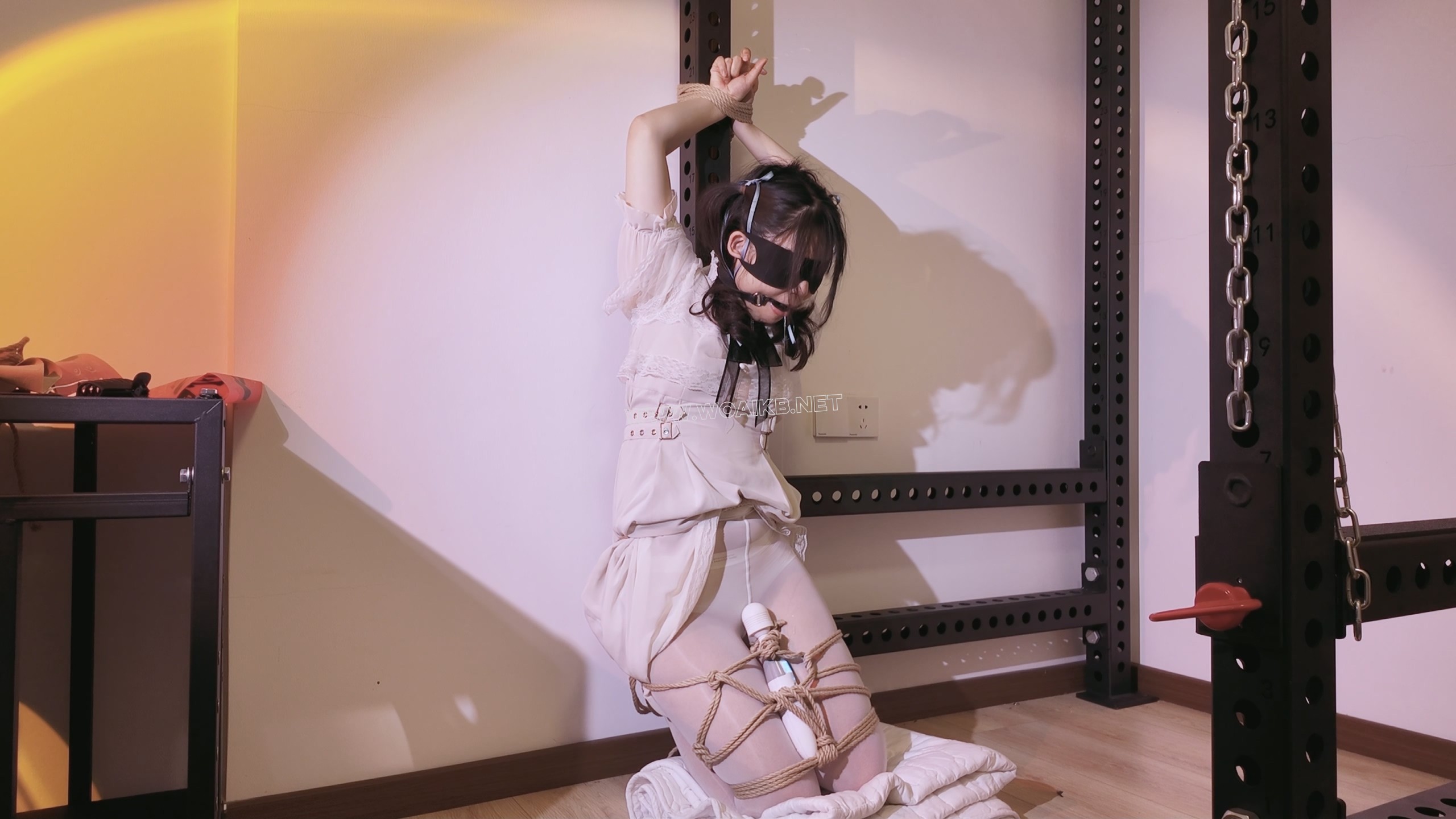 《萝莉女奴脱缚挑战》-海砂— 观音 白丝踮脚 勒脖吊缚挣脱挑战 失败后被放置强高 预览图 18